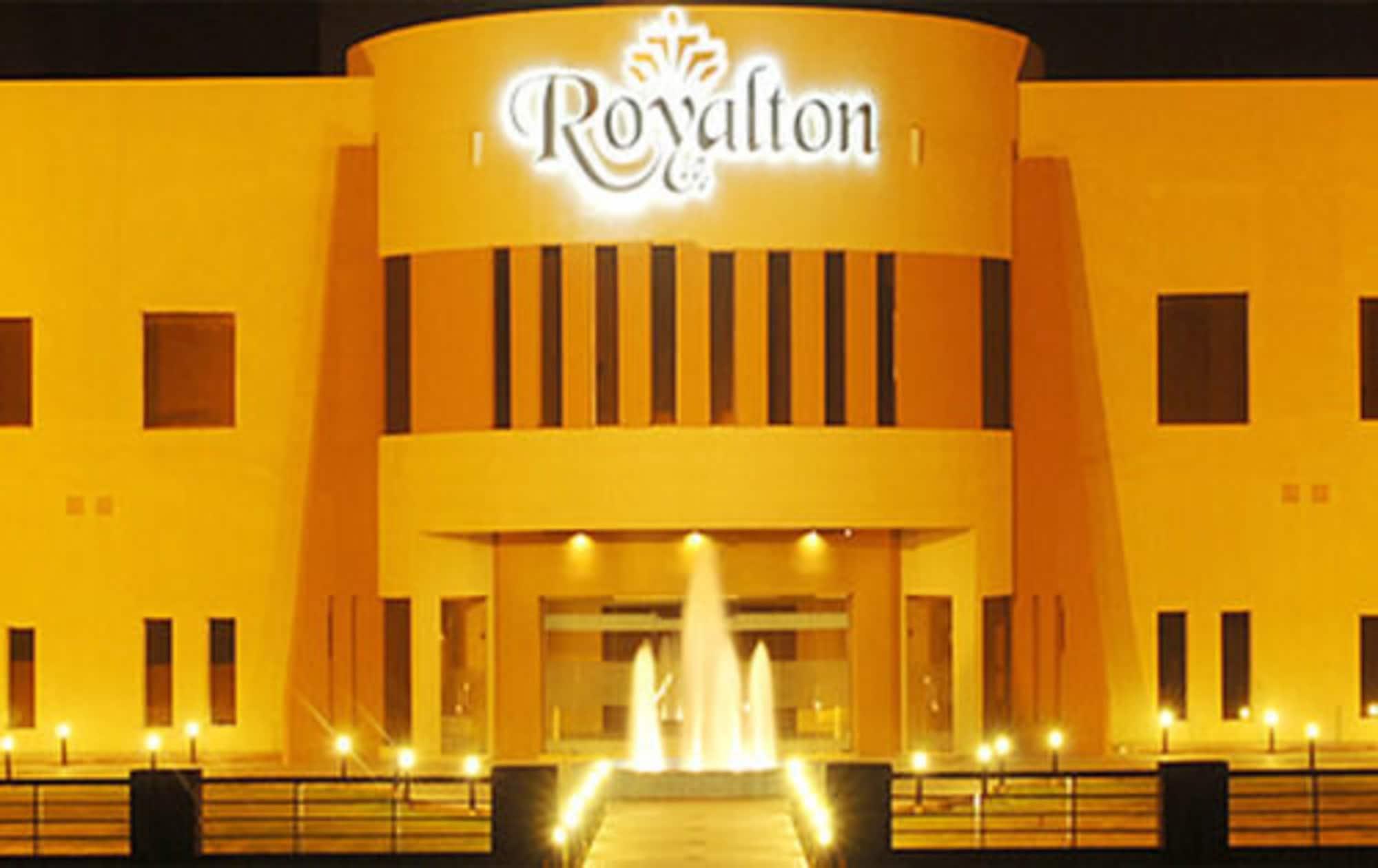 Vista Exterior Royalton Hotel