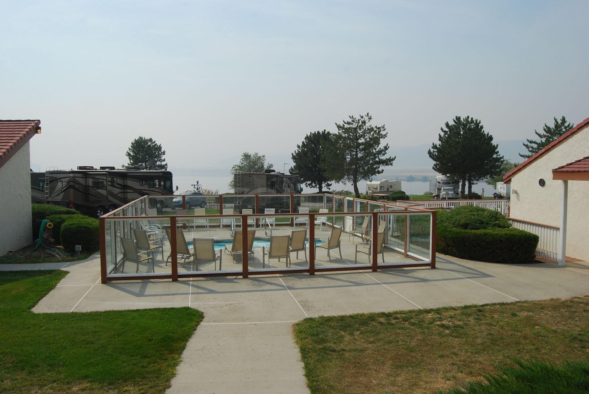 Spa Crescent Bar RV Resort