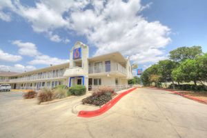 Alojamiento - Motel 6 San Antonio, TX - Fiesta
