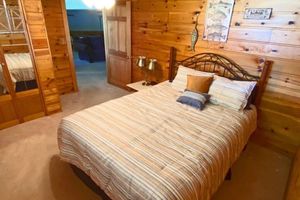 Alquiler Vacacional - Secluded SW Michigan Lake View Log Cabin w/ Fire Pit & Deck on Long Lake