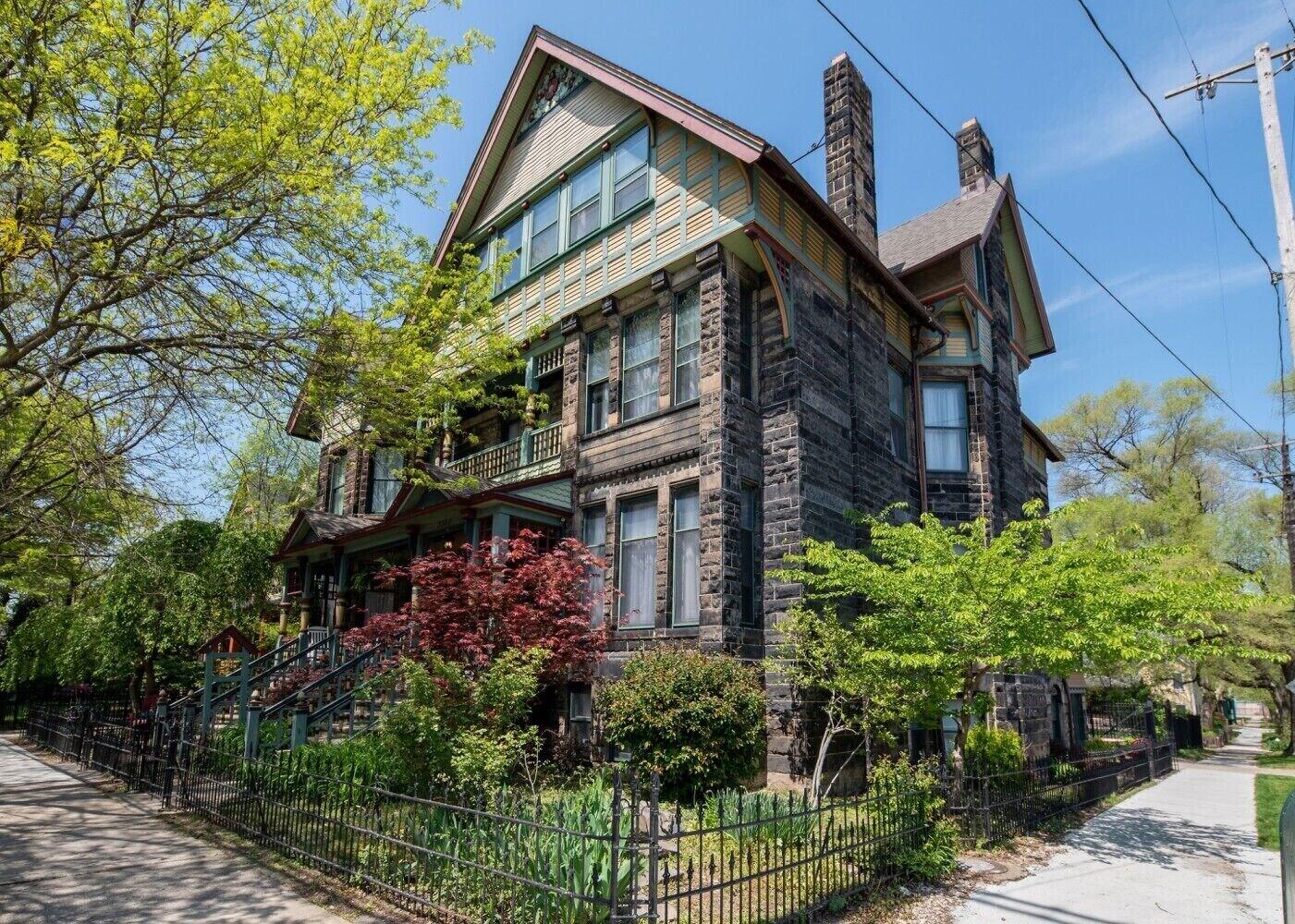 Varios Stone Gables Inn