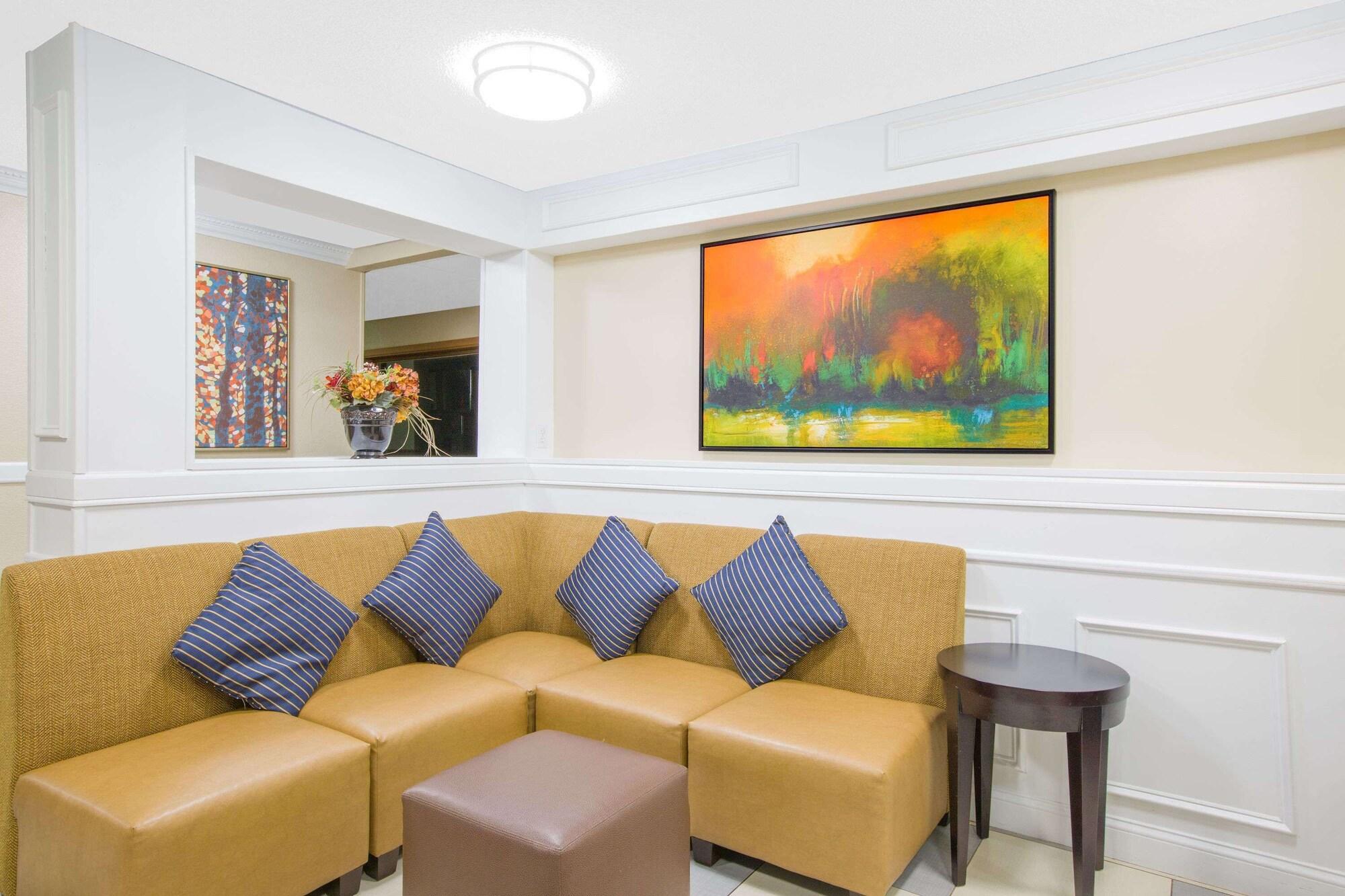 Vista Lobby Baymont by Wyndham Ames