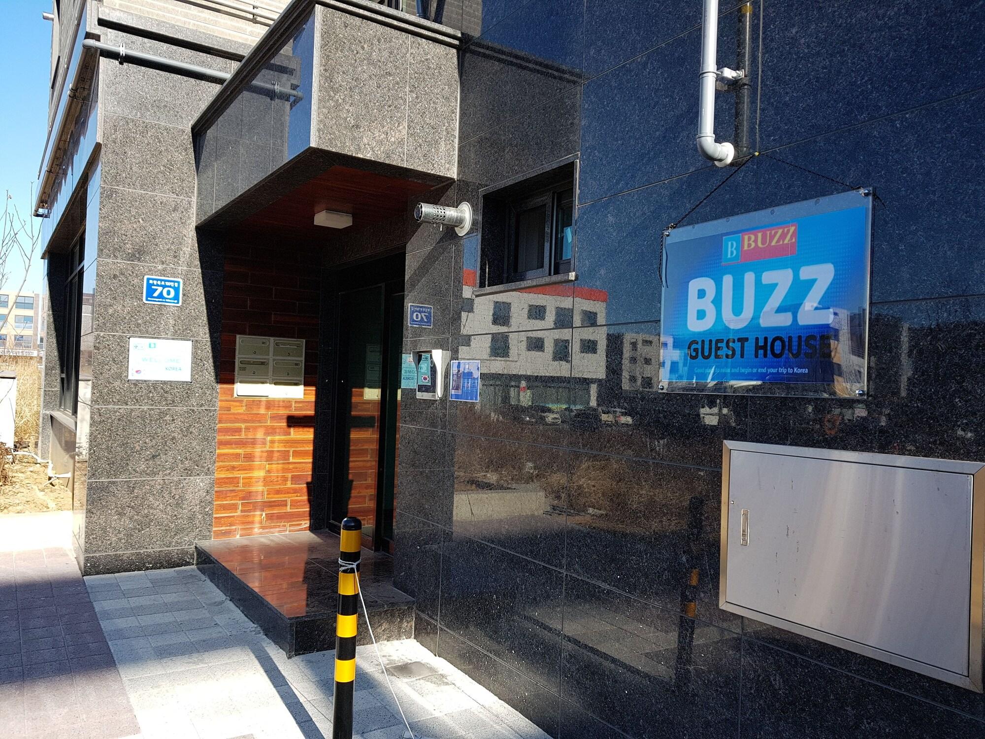 Varios Buzz Guest House - Hostel