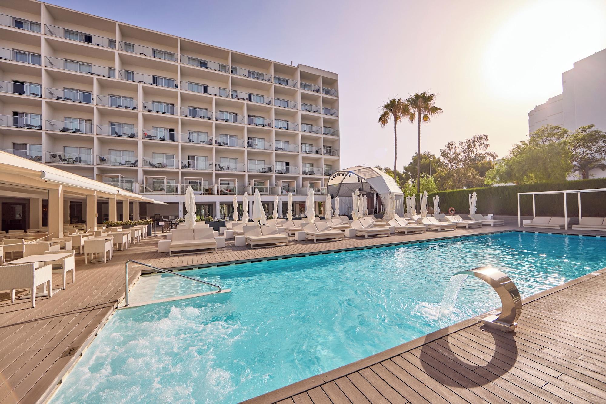 Vista Piscina Hotel Astoria Playa - Adults Only