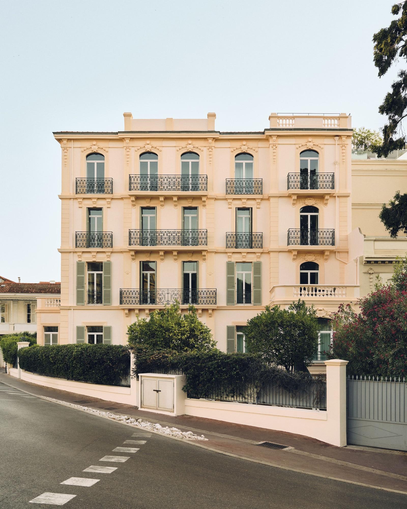 Varios Anchor Cannes Riviera