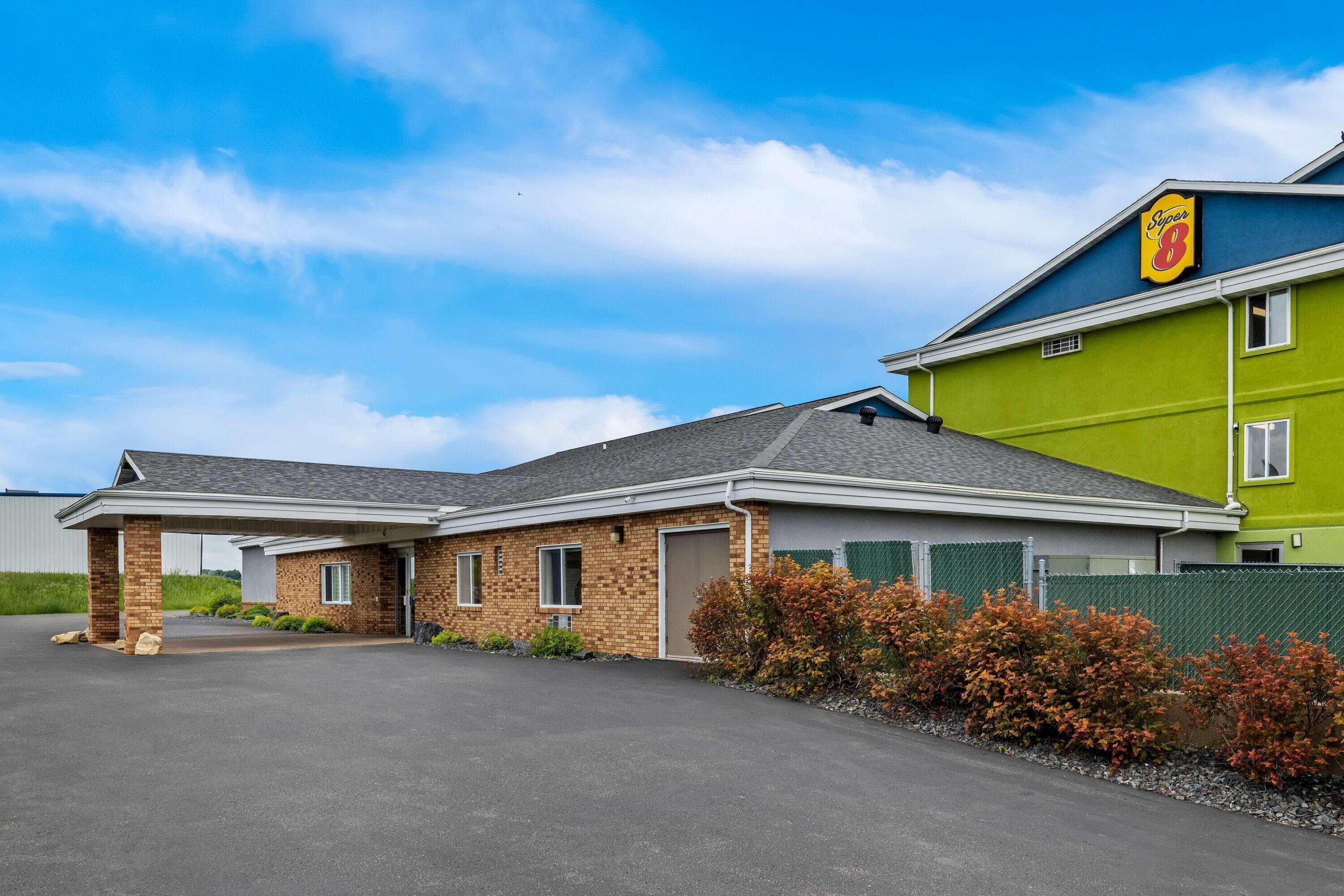 Vista Exterior Super 8 by Wyndham Osseo WI