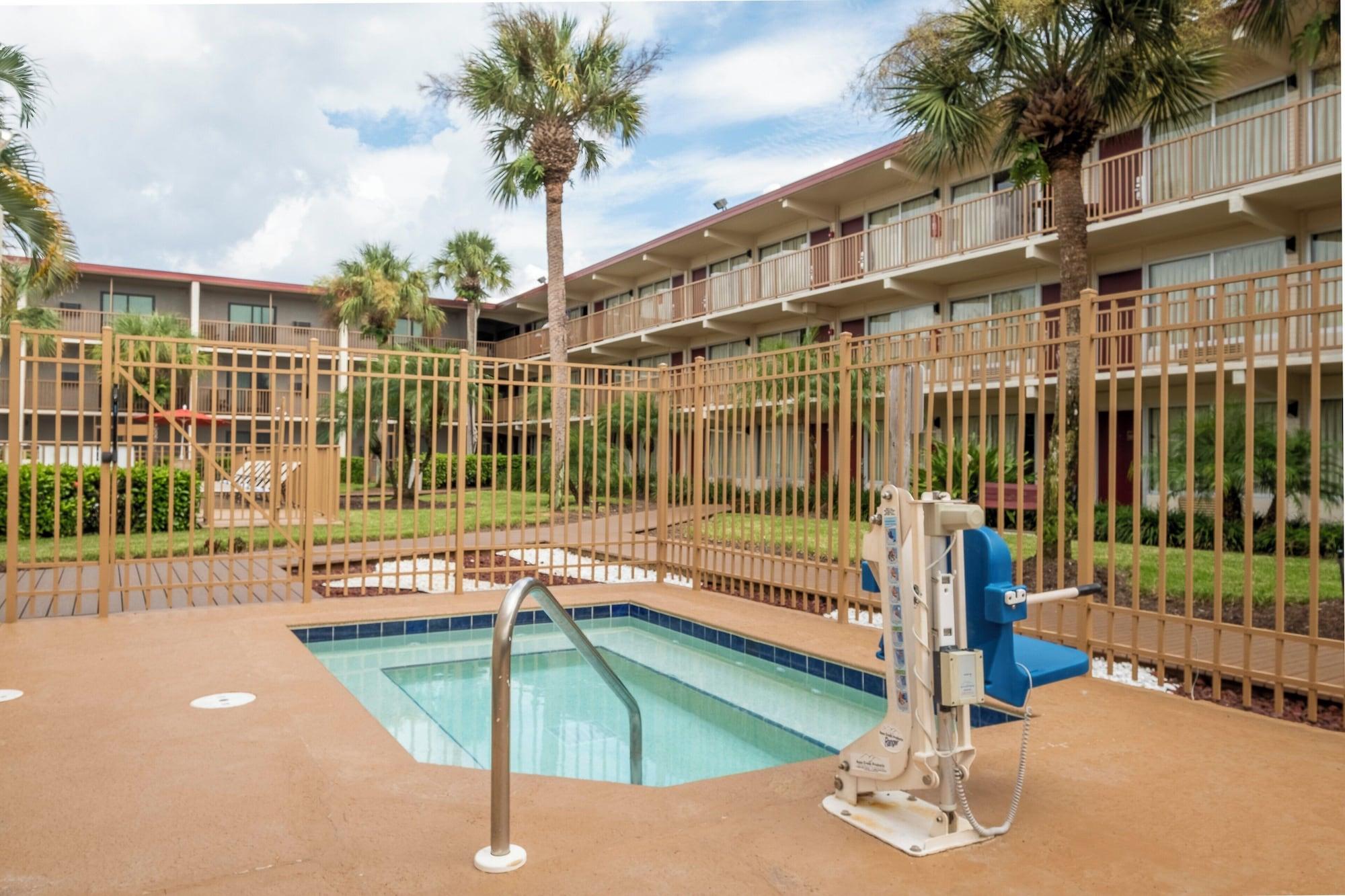 Spa Red Roof Inn PLUS+ & Suites Naples Downtown-5th Ave S