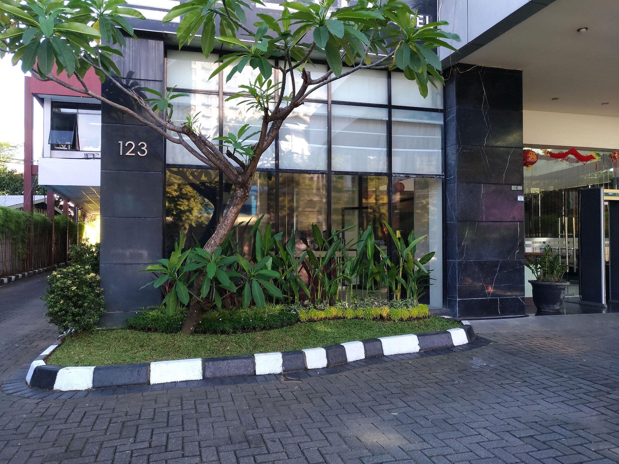 Vista Exterior Travello Manado