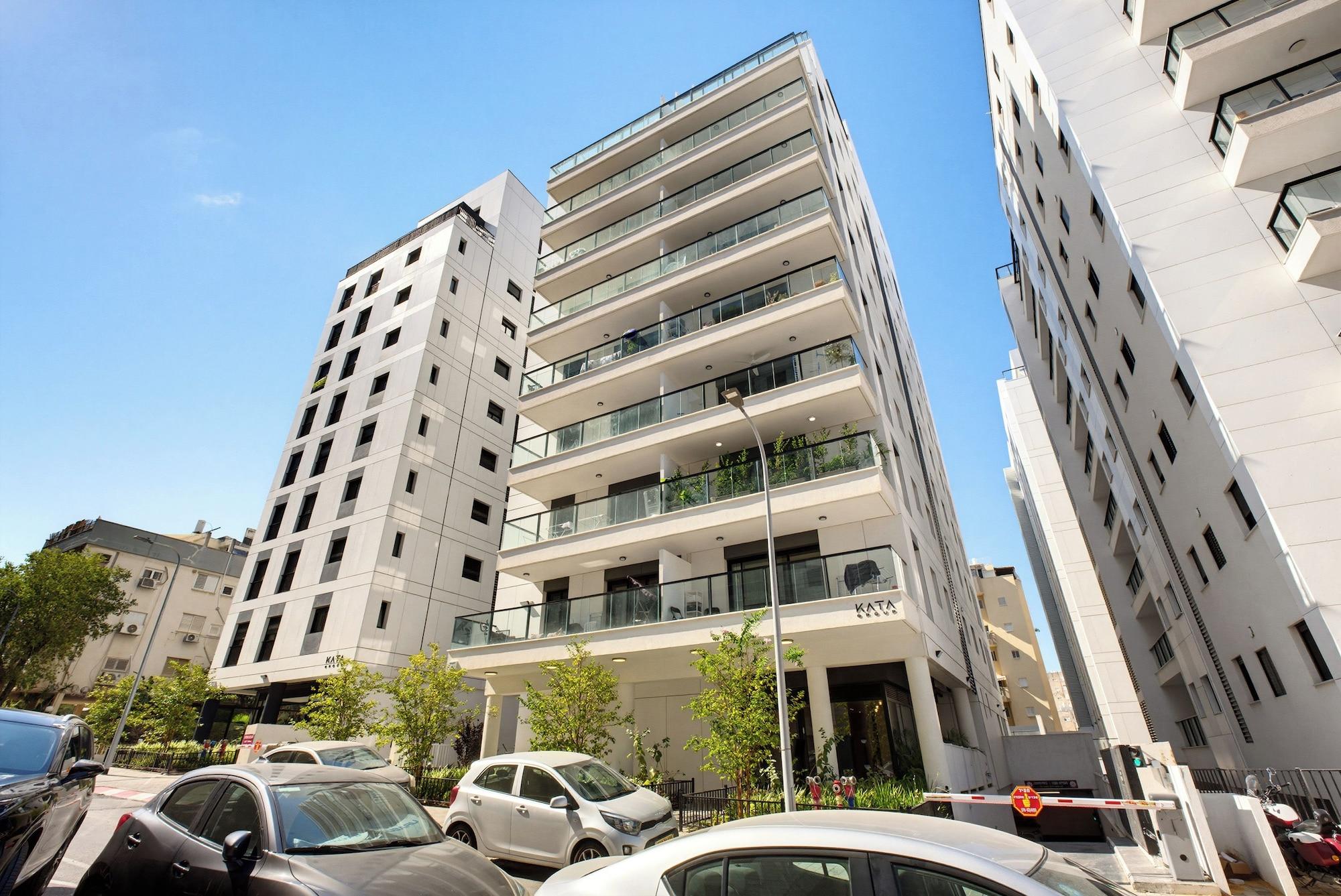 Vista Exterior Spacious 4BR Luxury l Balcony & Mamad