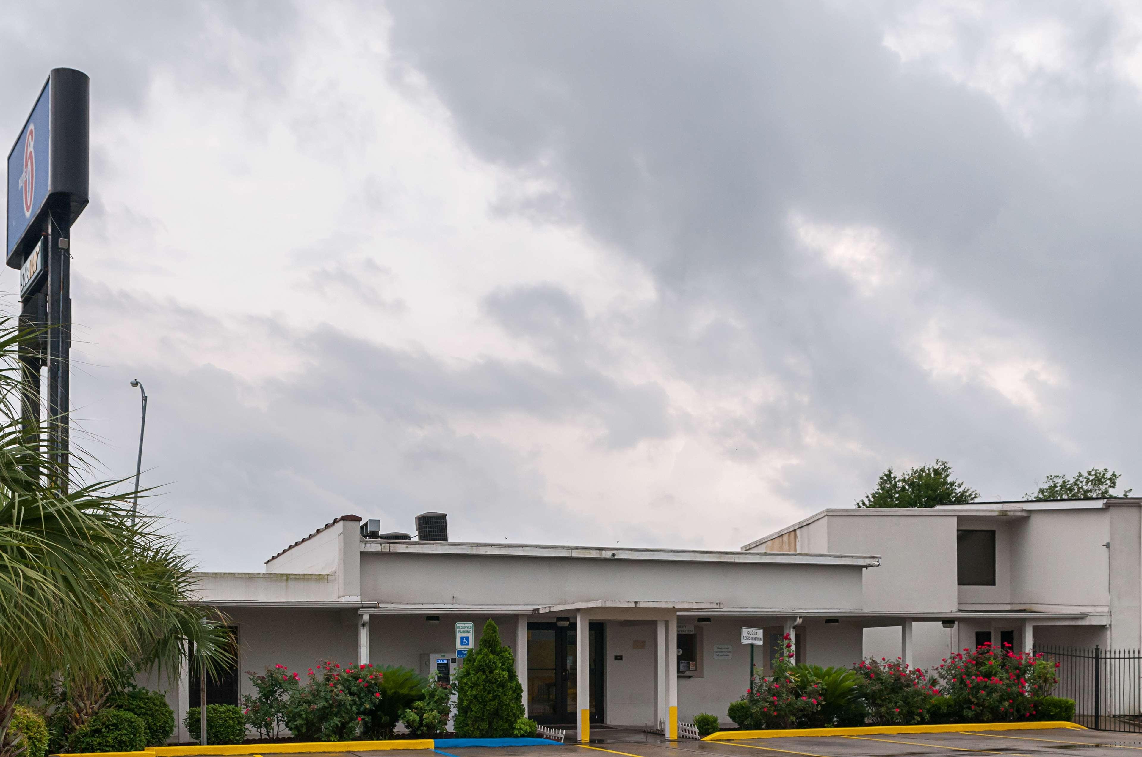 Vista Exterior Motel 6 New Orleans, LA - Near Downtown