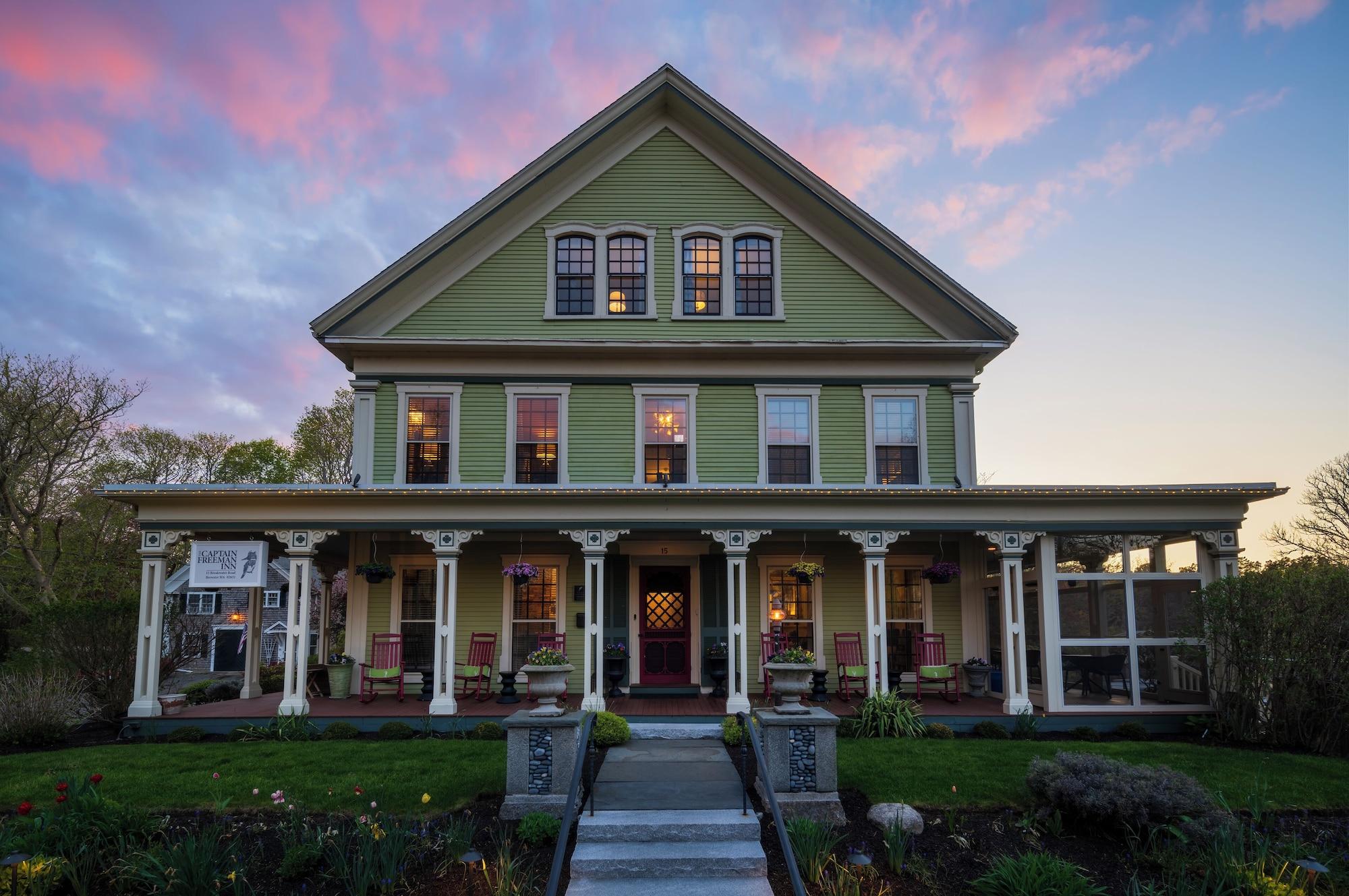 Varios Captain Freeman Inn