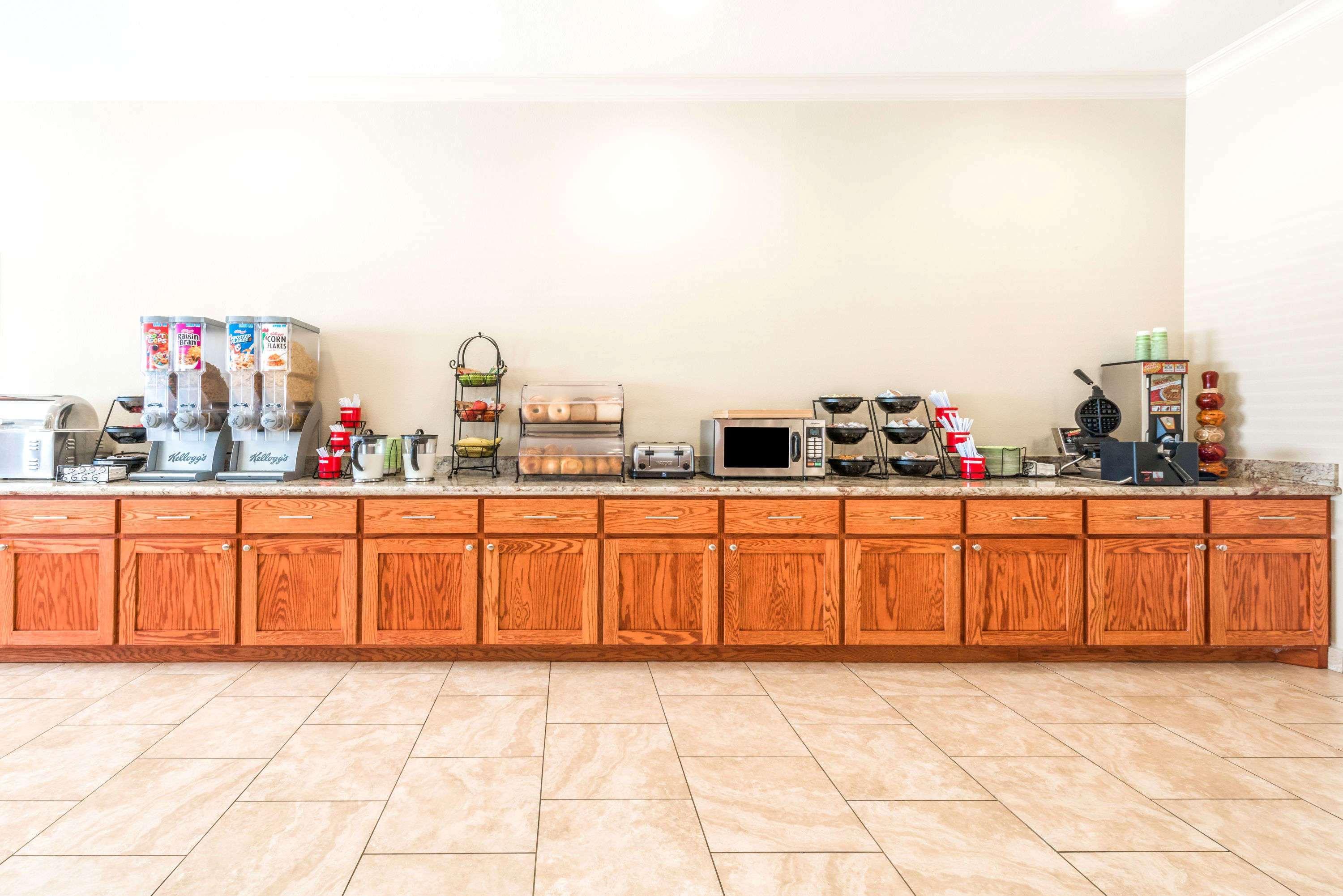 Restaurant Ramada by Wyndham College Station