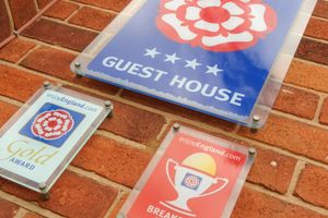 Alojamiento - The Gables Guest House
