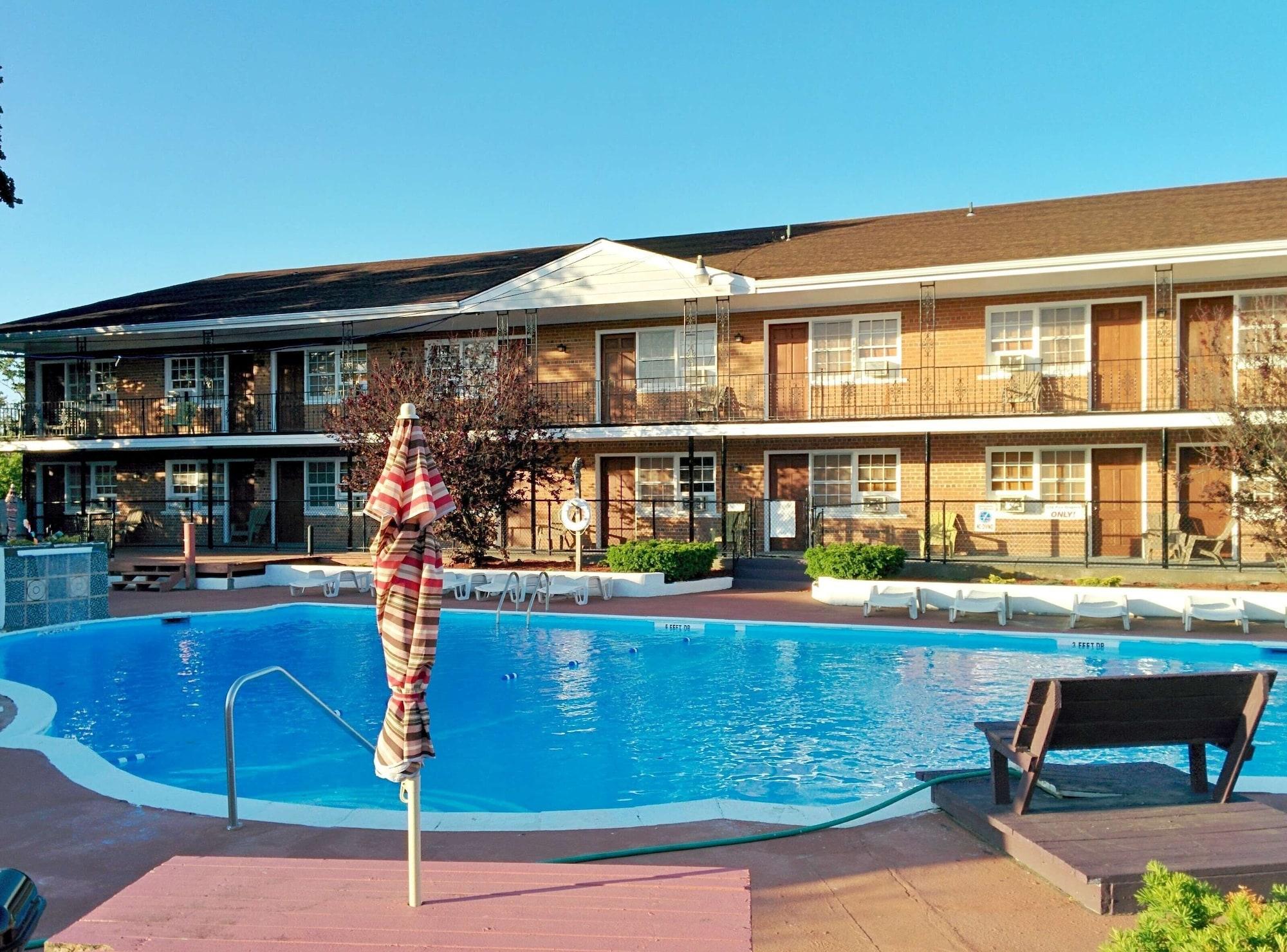 Varios Budget Host East End Hotel in Riverhead