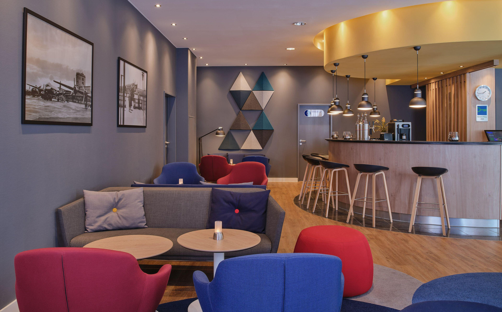 Bar/Salón Holiday Inn Express Frankfurt Airport by IHG
