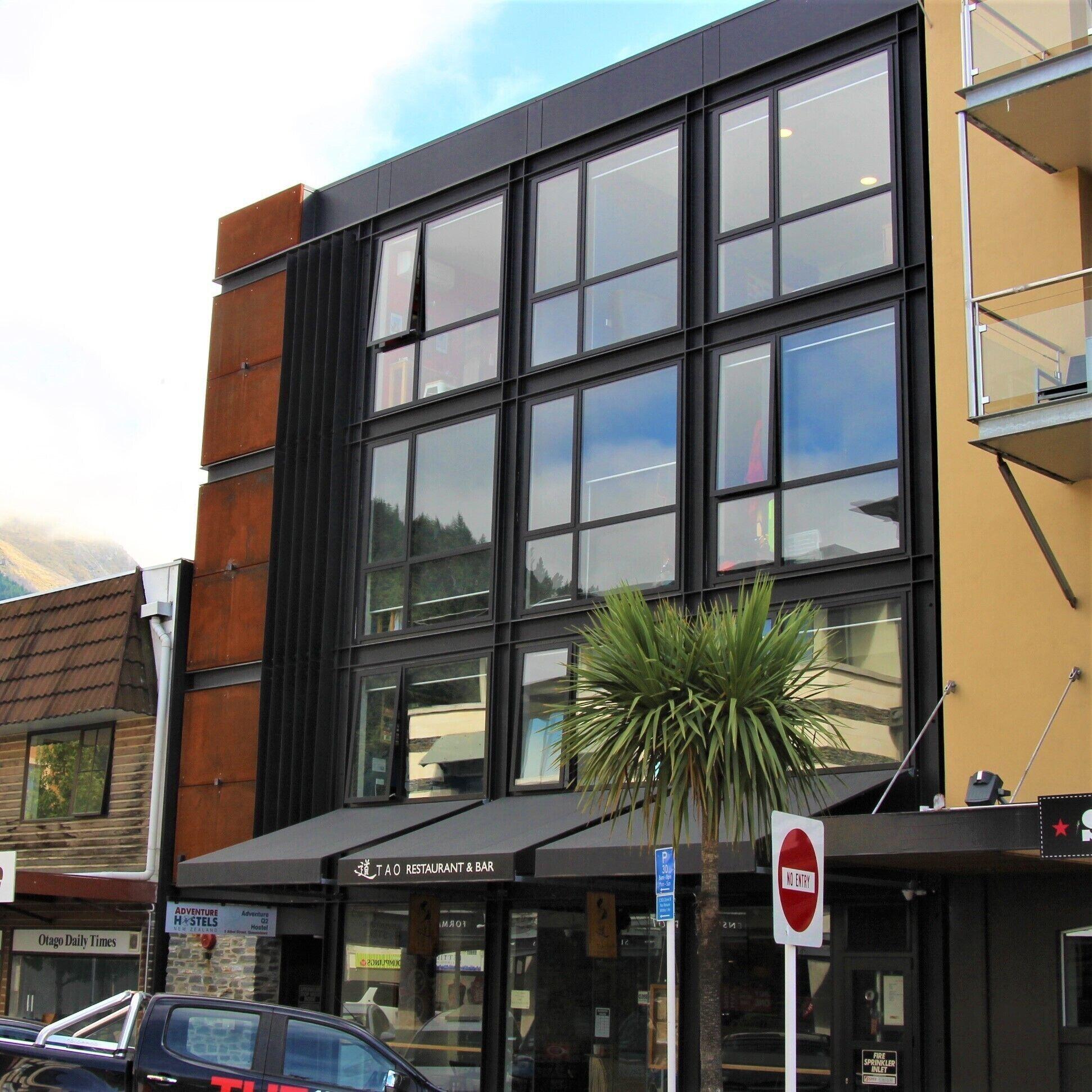 Varios Adventure Q2 Hostel