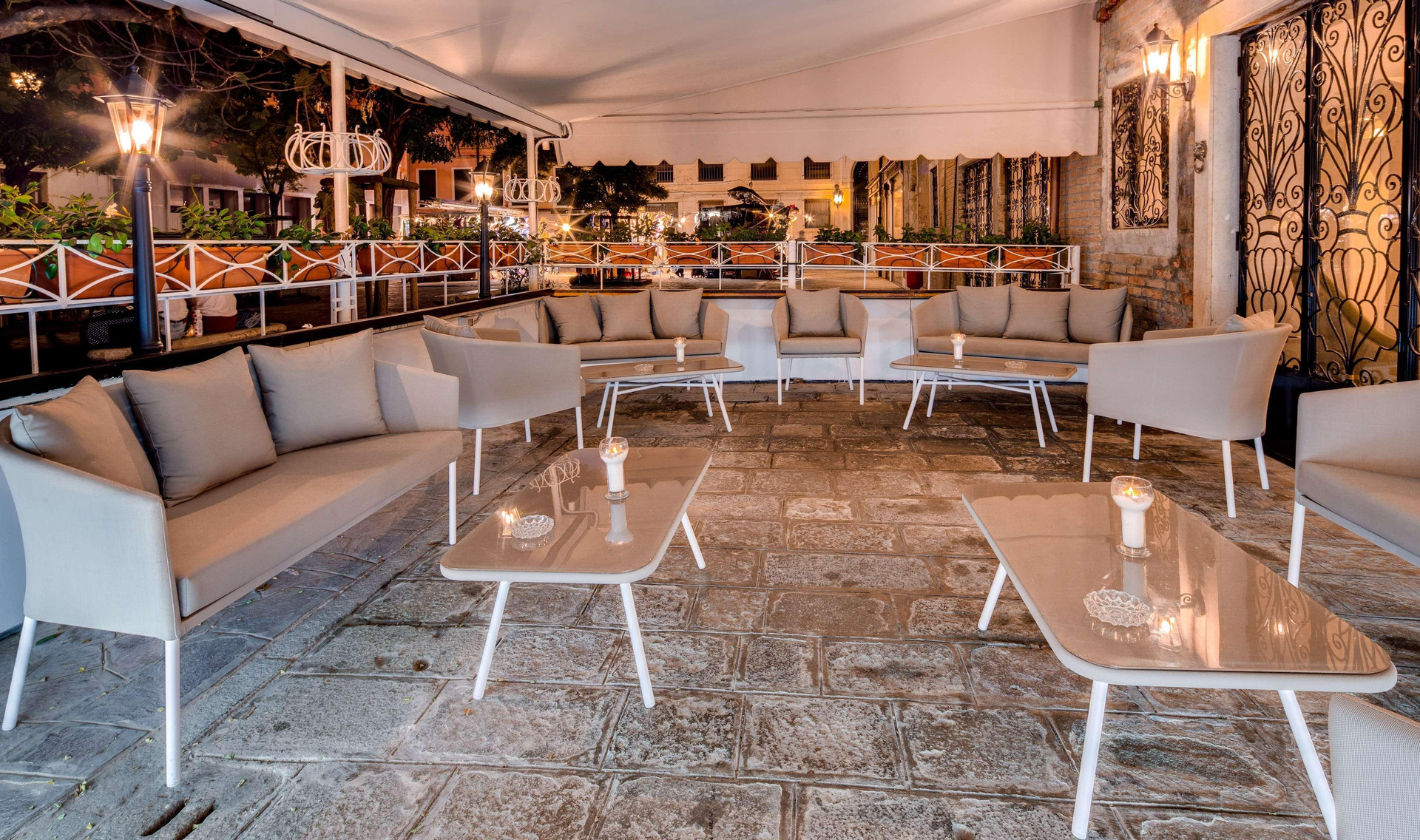 Bar/Salón CHC Continental, BW Premier Collection