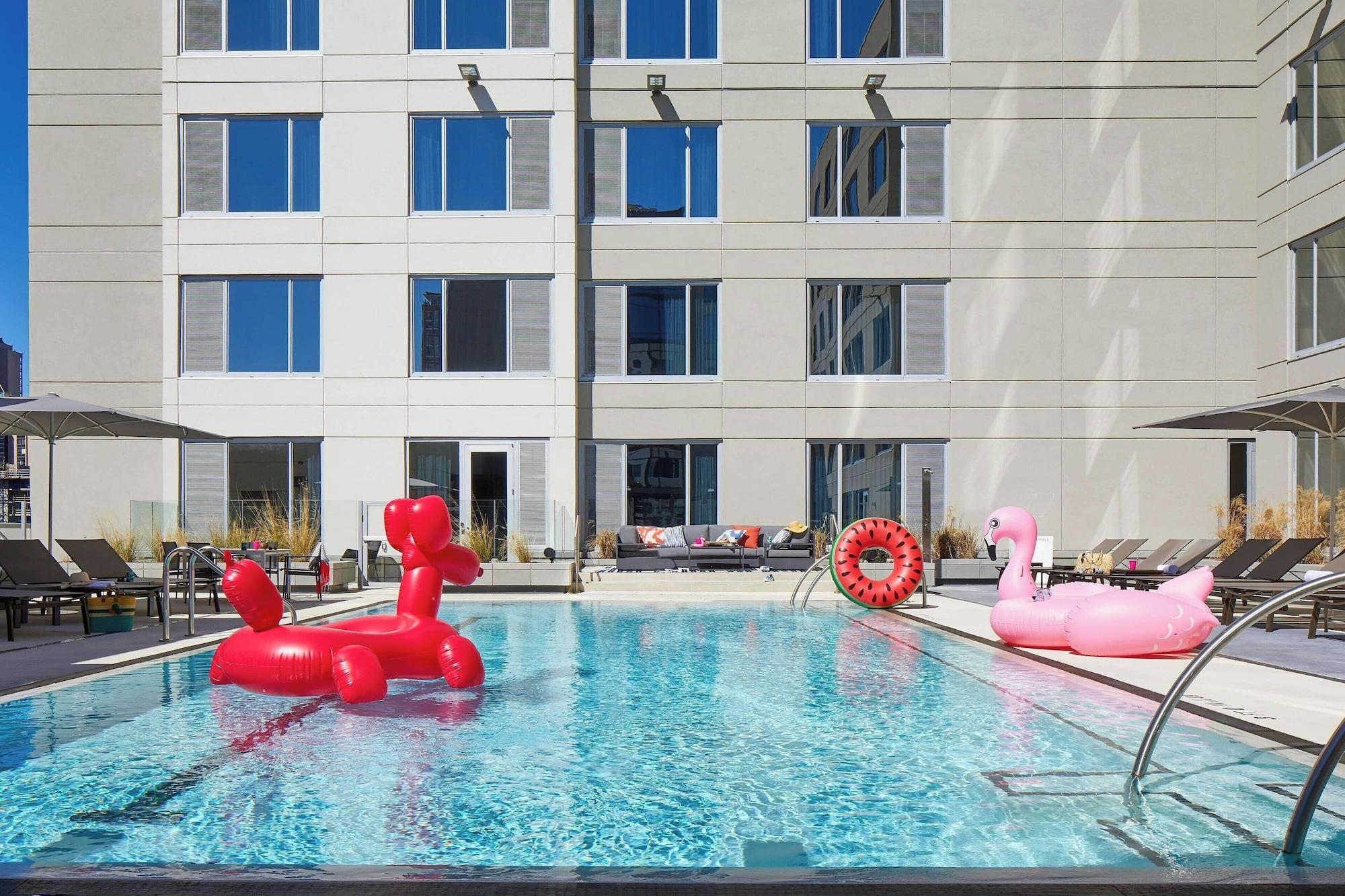 Vista Piscina Moxy Atlanta Midtown