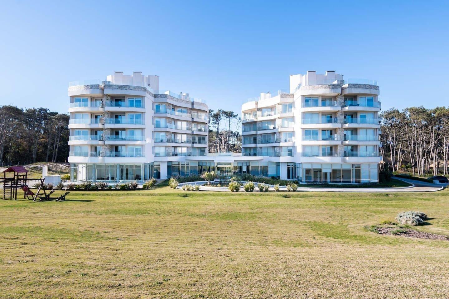 Vista Exterior Azure Towers