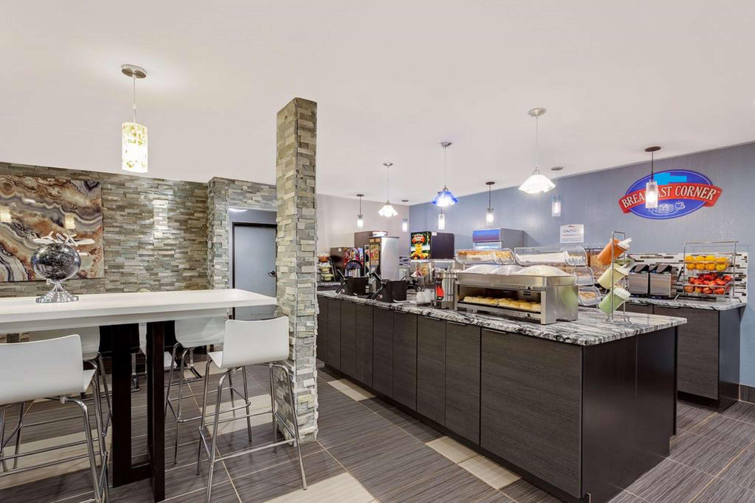Restaurant SureStay Plus Hotel by Best Western Coralville Iowa City