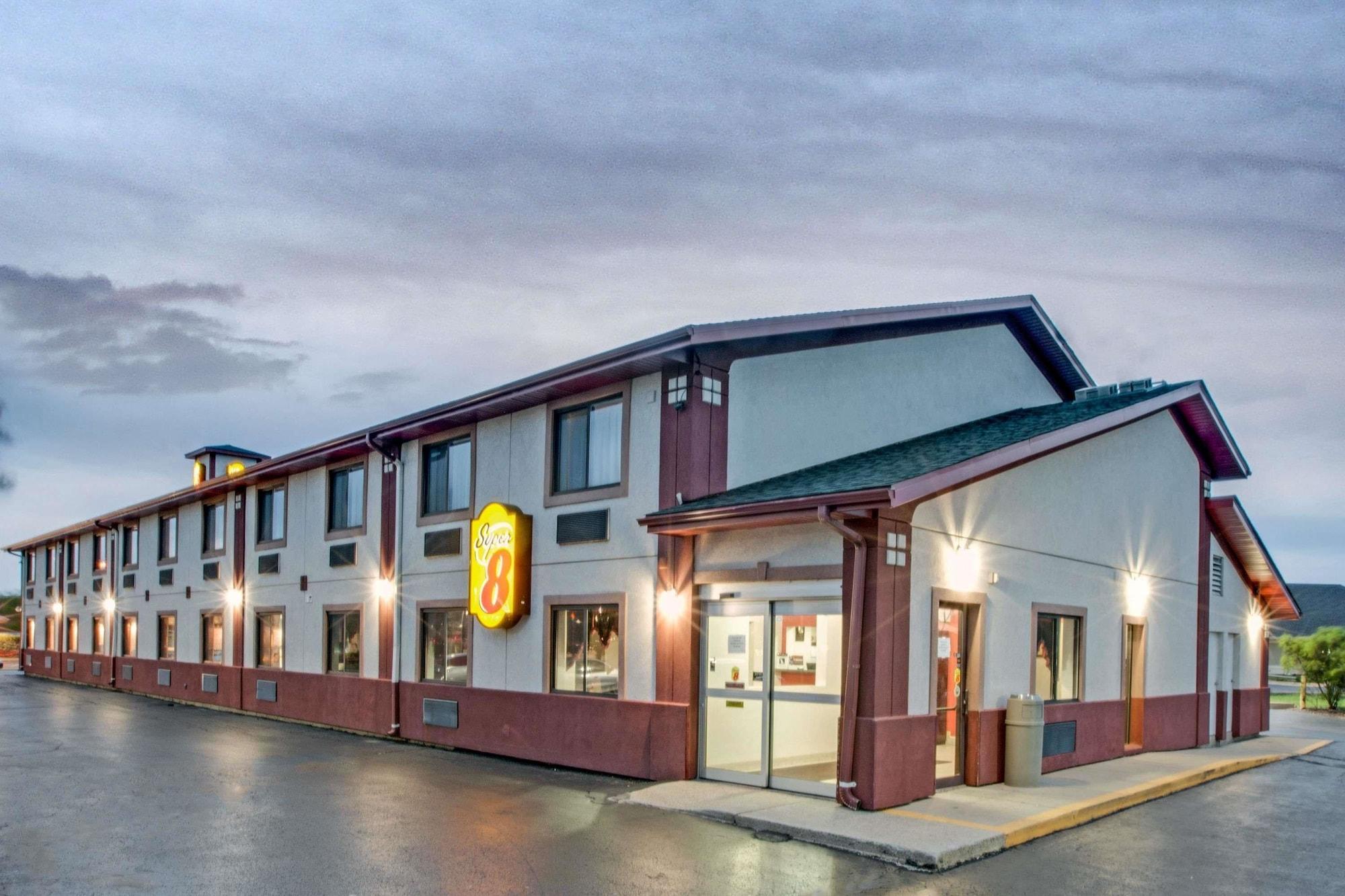 Vista Exterior Super 8 by Wyndham Crystal Lake