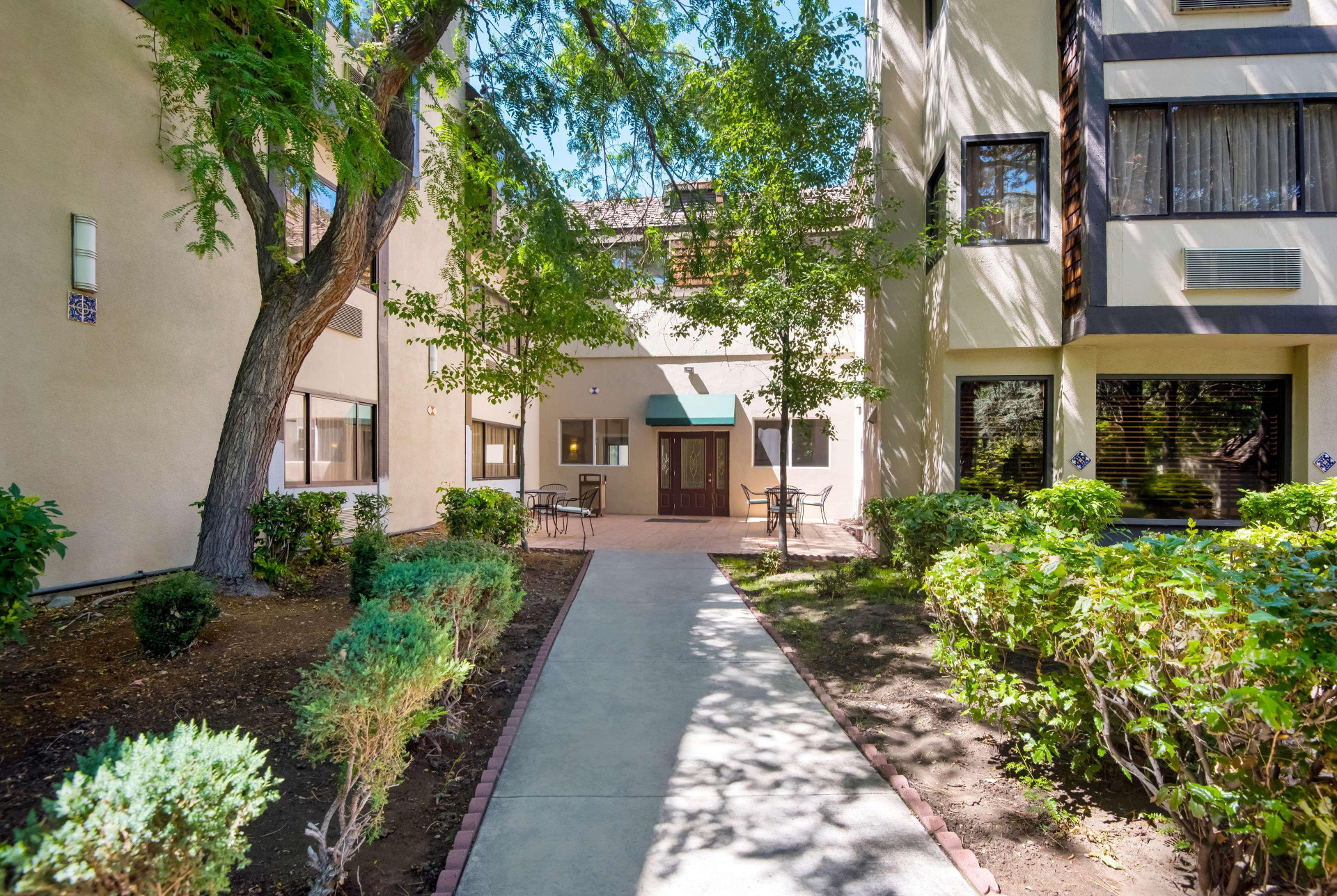 Vista Exterior SureStay Plus Hotel by Best Western Reno Airport
