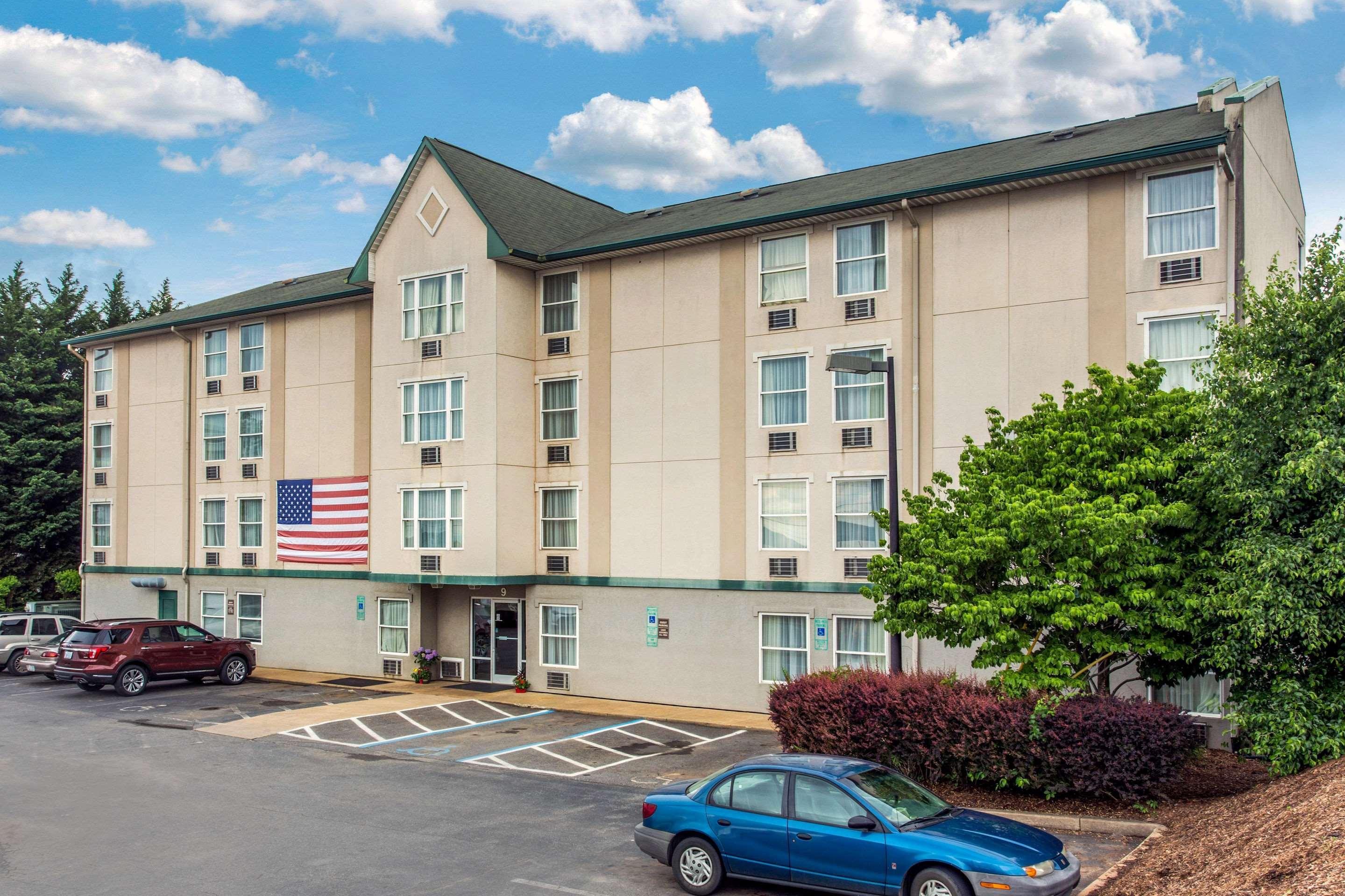 Vista Exterior Rodeway Inn & Suites near Outlet Mall - Asheville