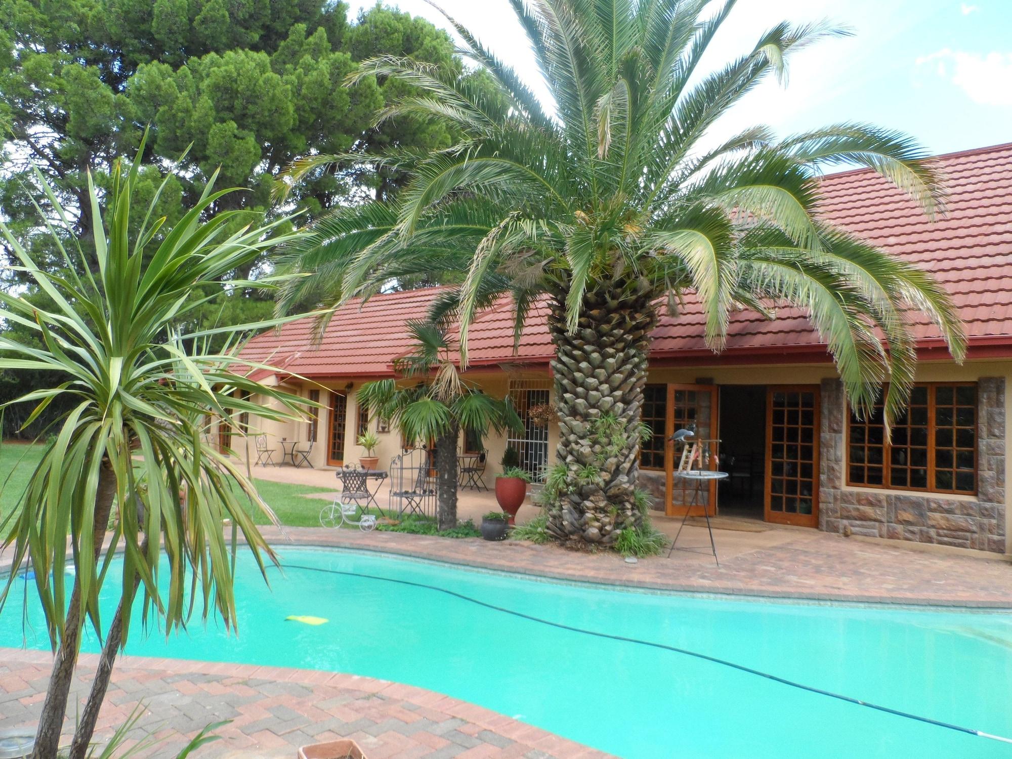 Vista Piscina A Cherry Lane Self Catering and B&B