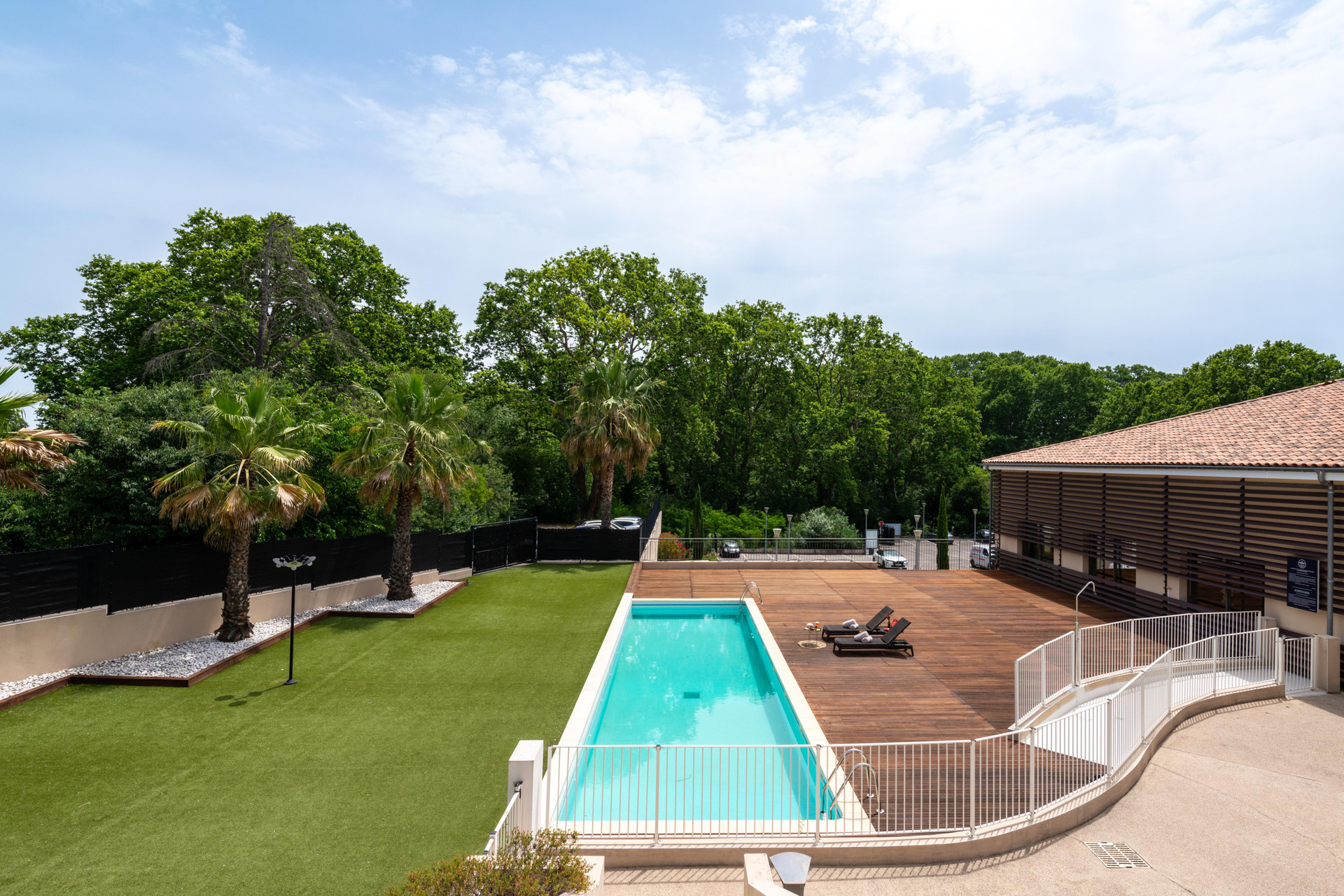Vista Piscina Zenitude Hotel la Valadière, an Ascend Collection Hotel