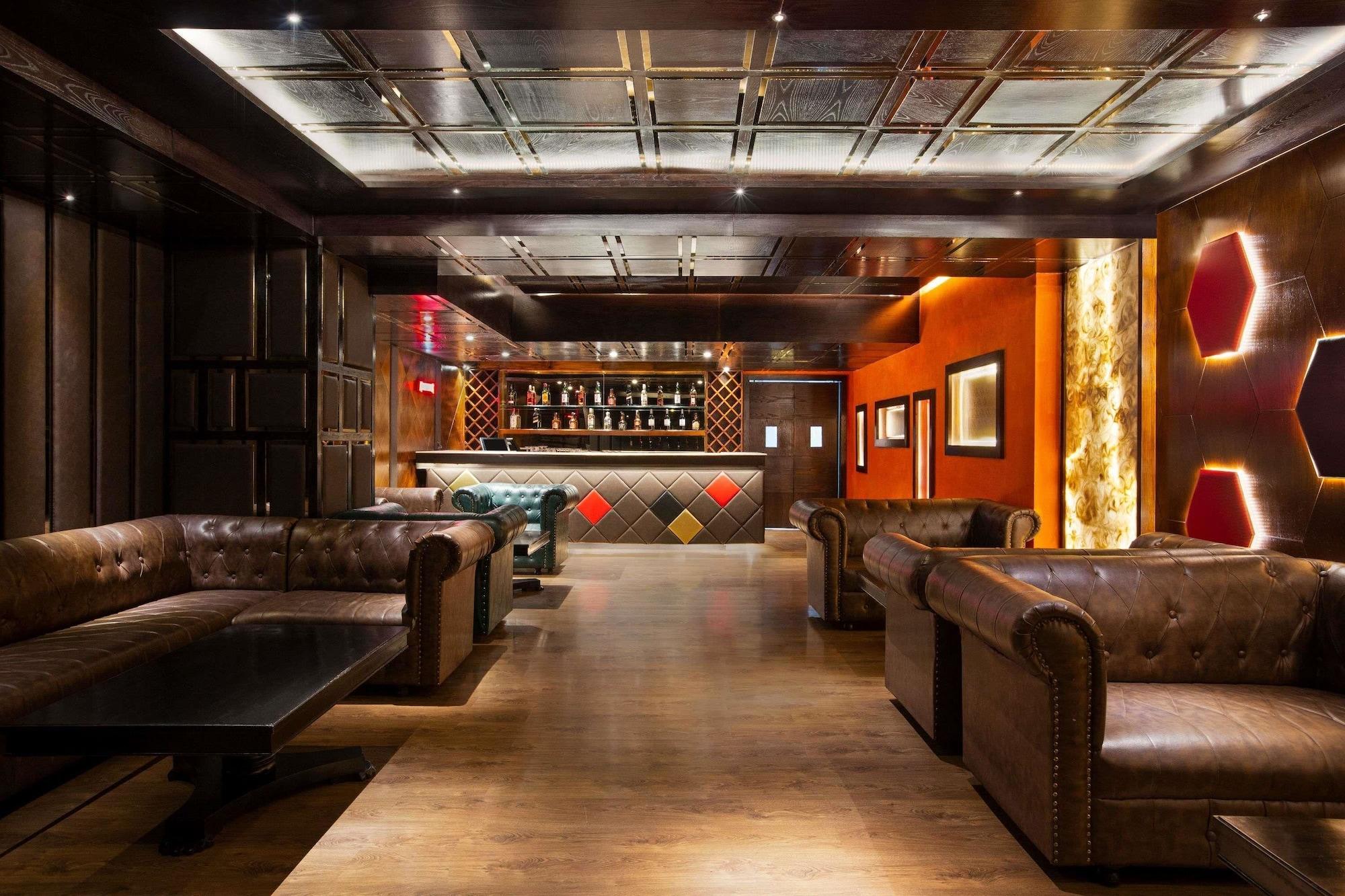 Bar/Salón Ramada Encore by Wyndham Jalandhar