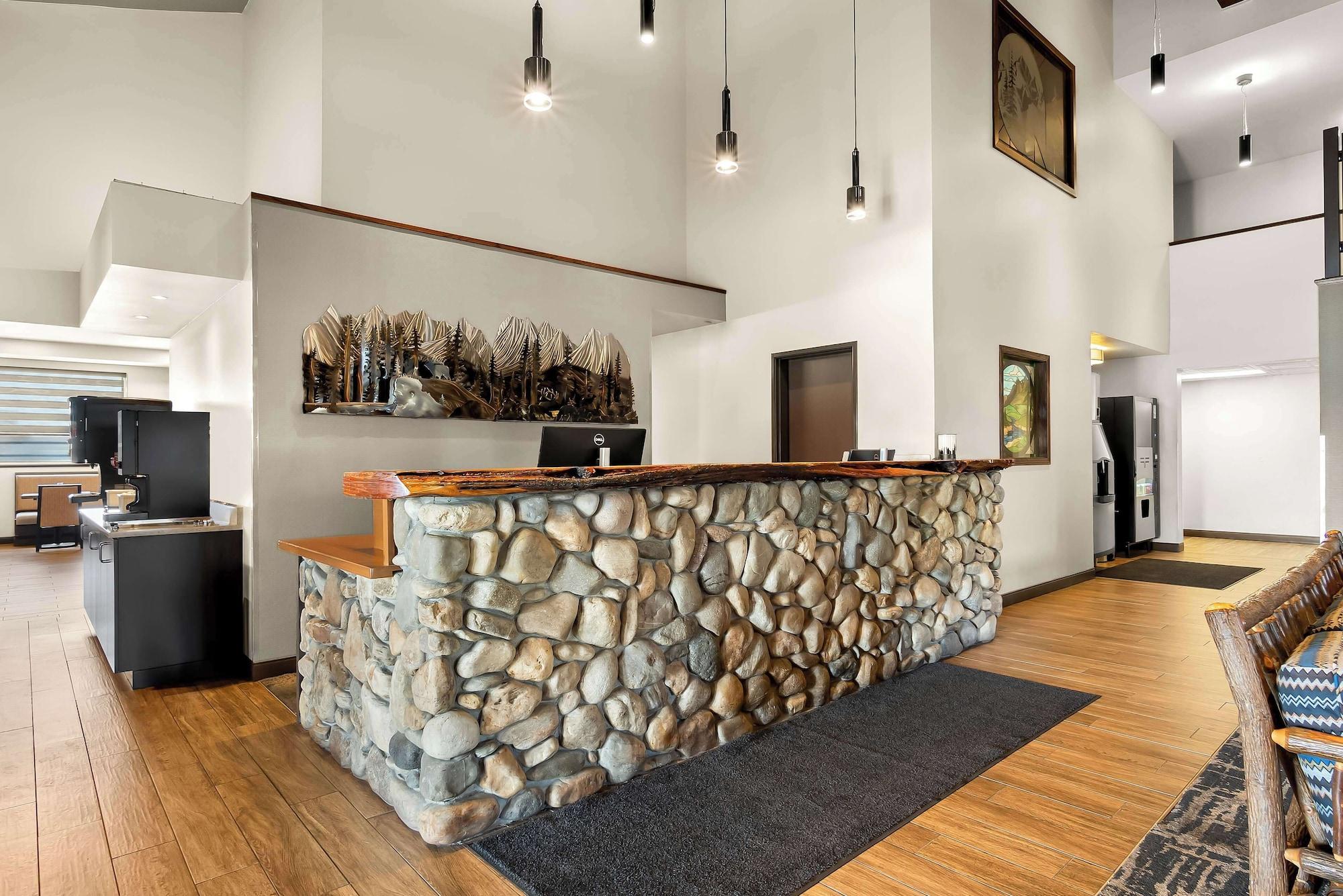 Vista Lobby Best Western Sawtooth Inn & Suites