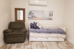 Alquiler Vacacional - Charming Beach-Themed Studio Apartment in Doerun, GA with Private Pool