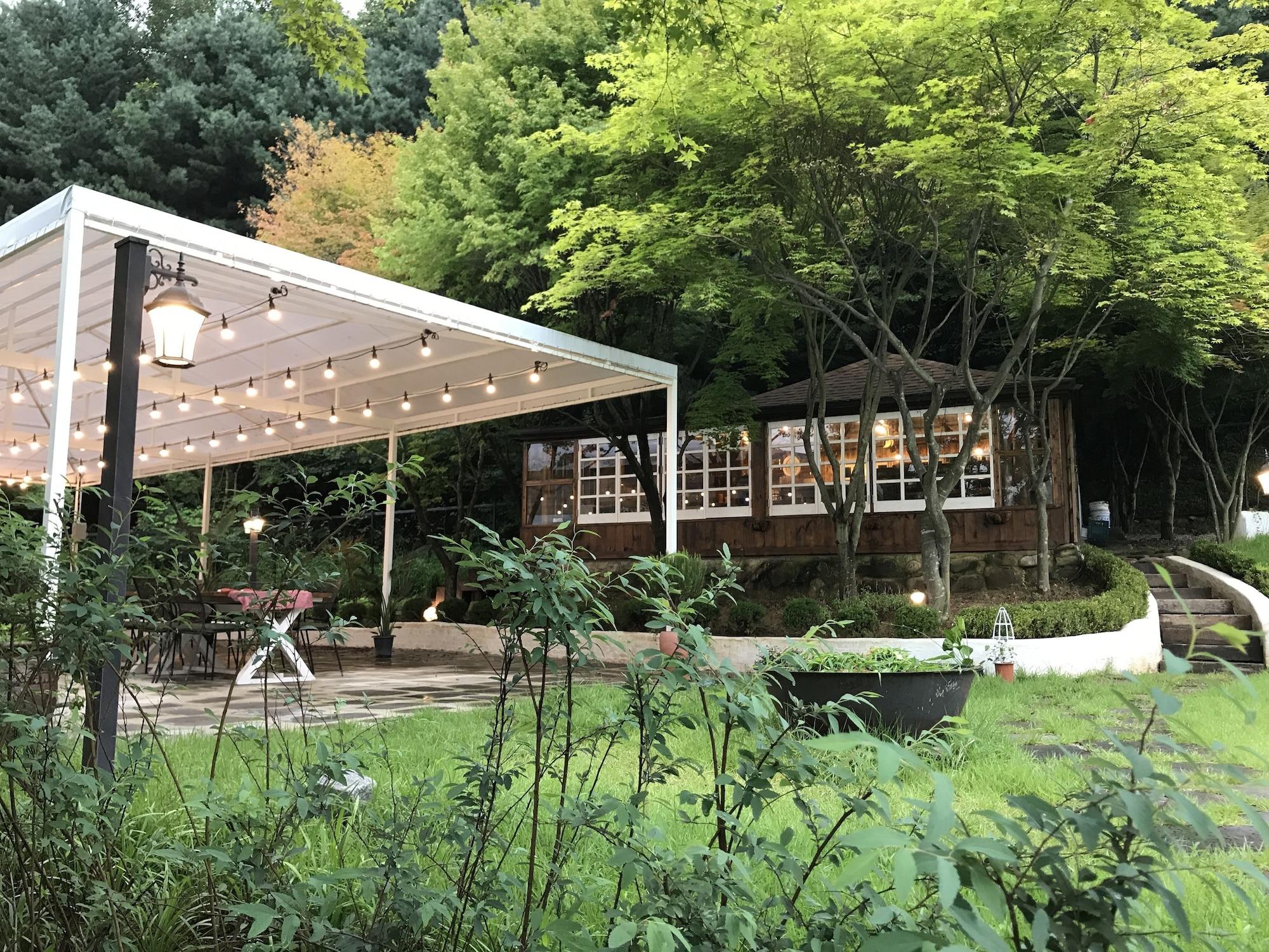 Bar/Salón Oikos Leisure Pension