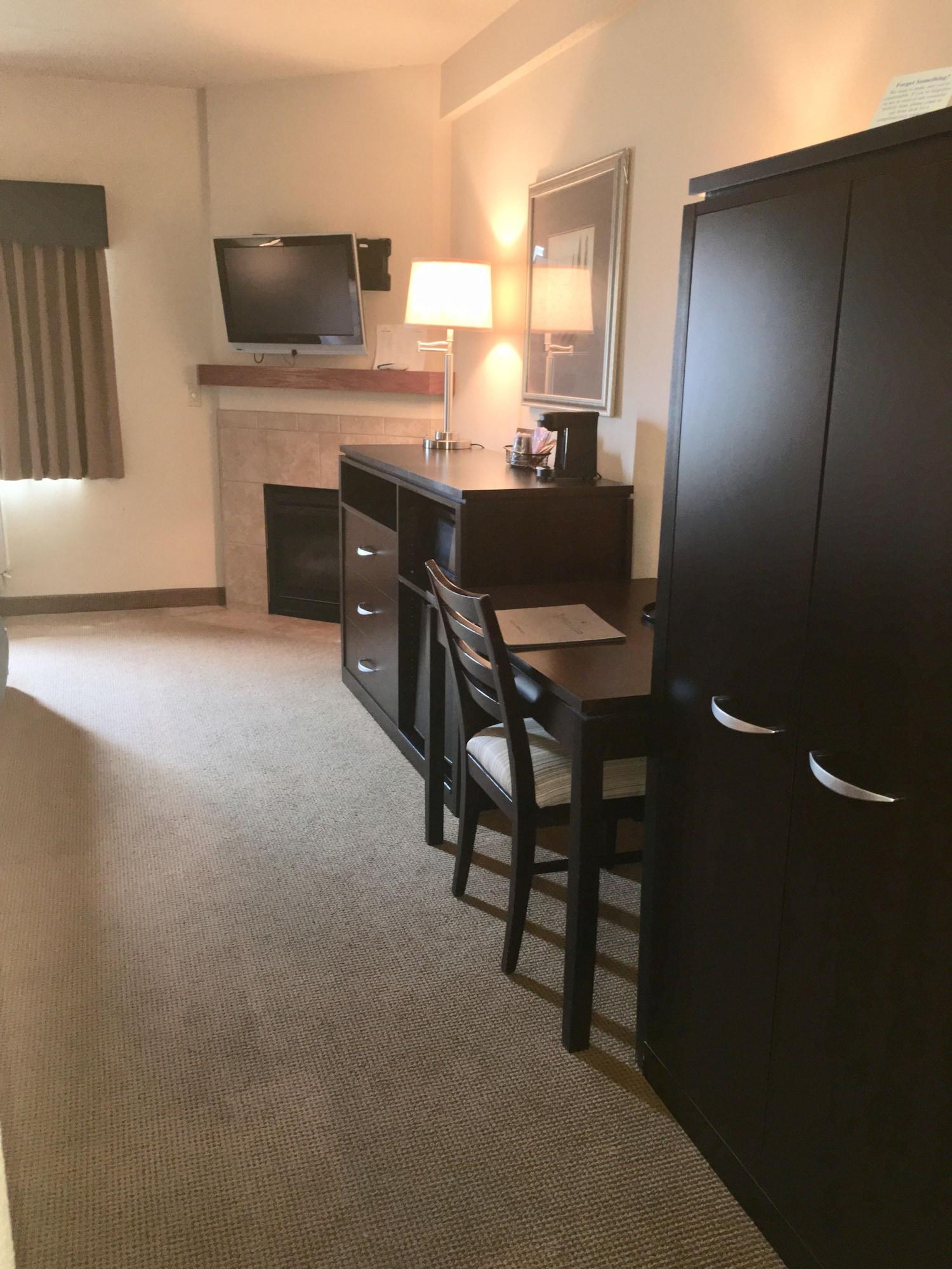 Habitación AmericInn by Wyndham Monmouth
