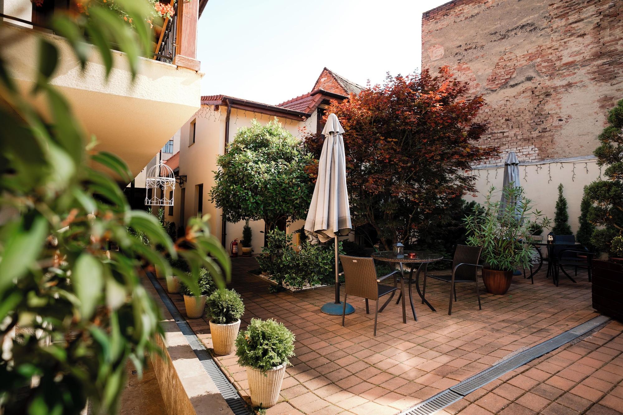 Vista Exterior Rosen Villa