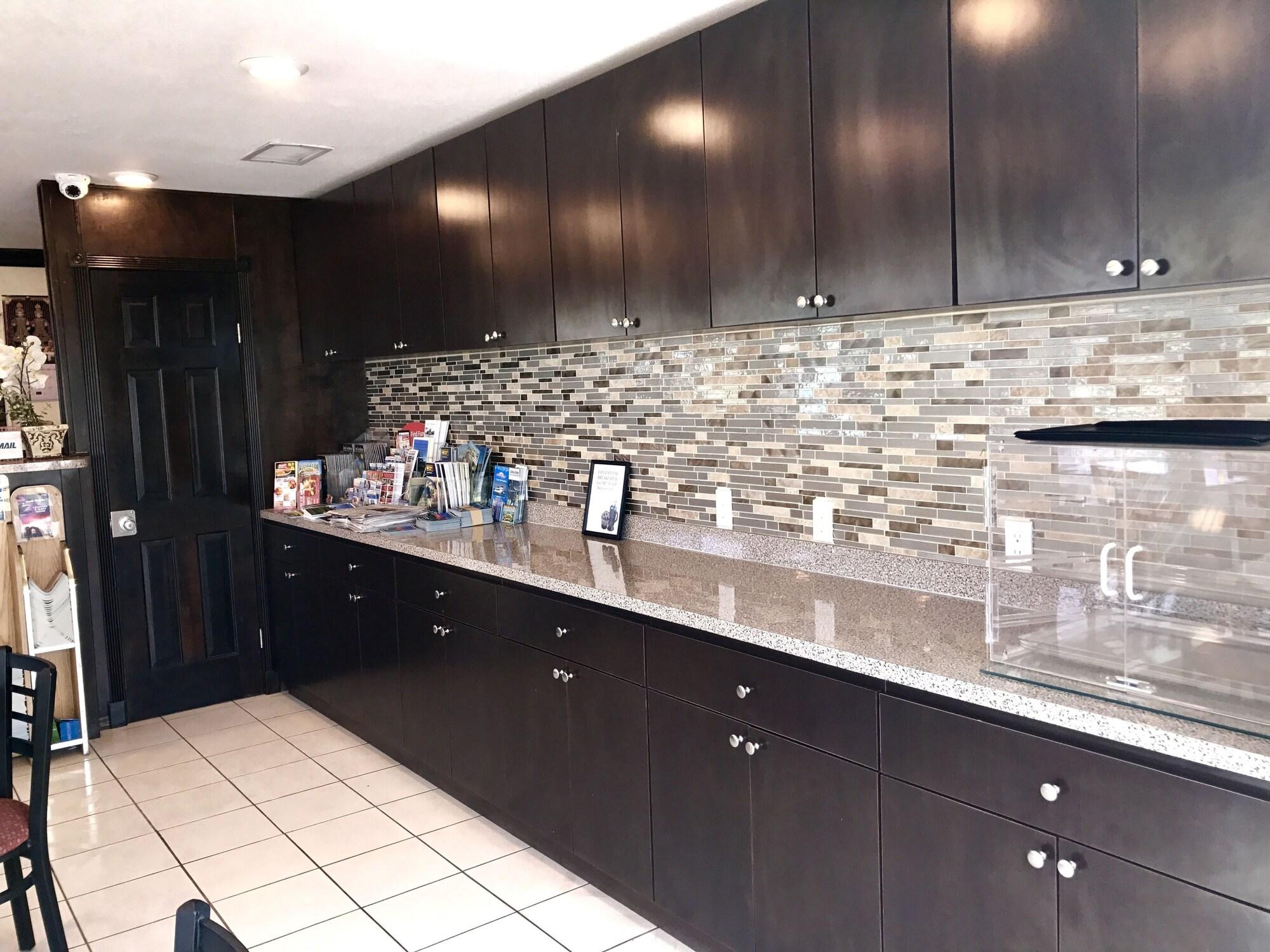 Vista Lobby Budget Host Inn