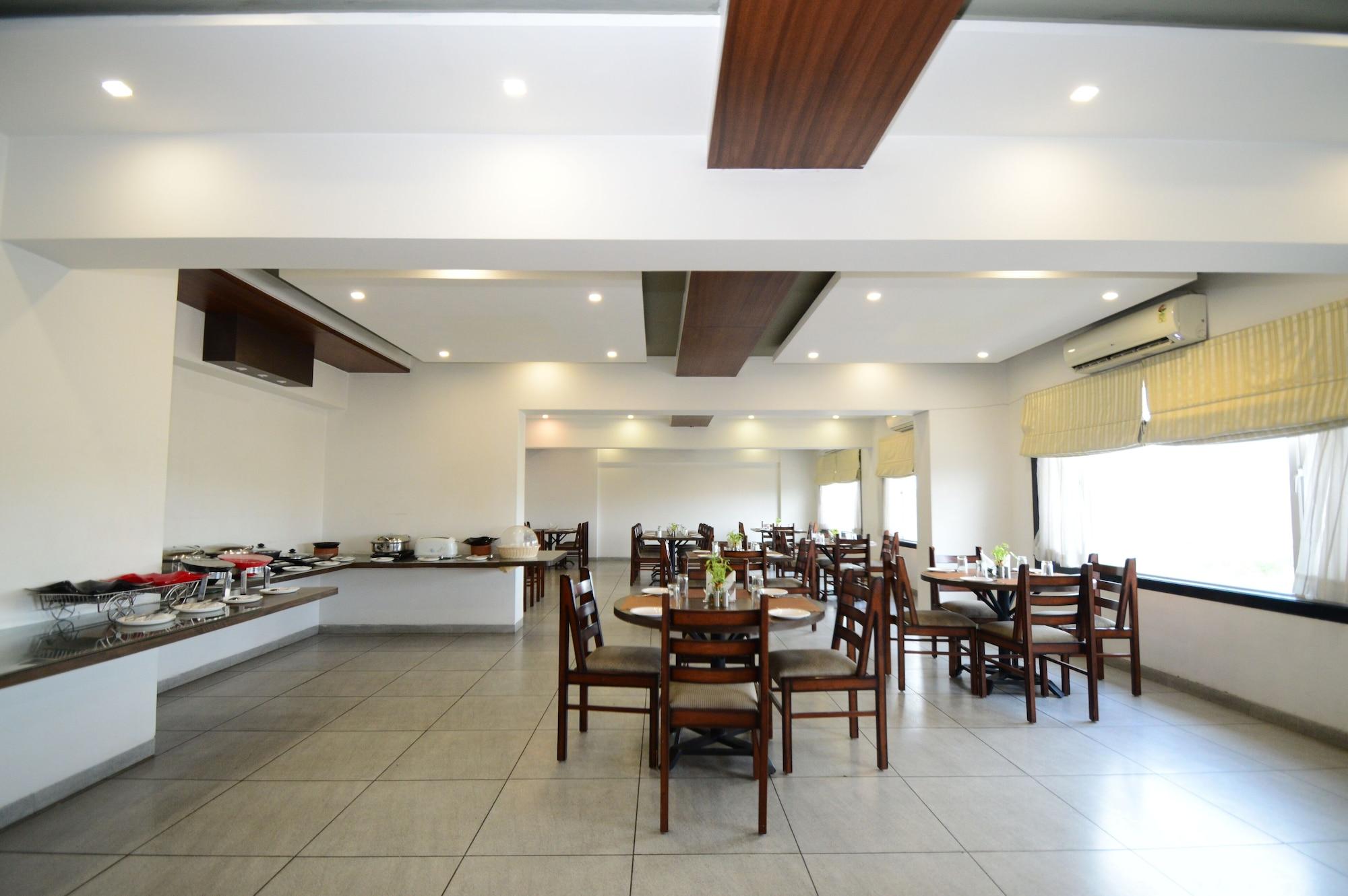 Restaurant Crimson Park Shripriya Hotel