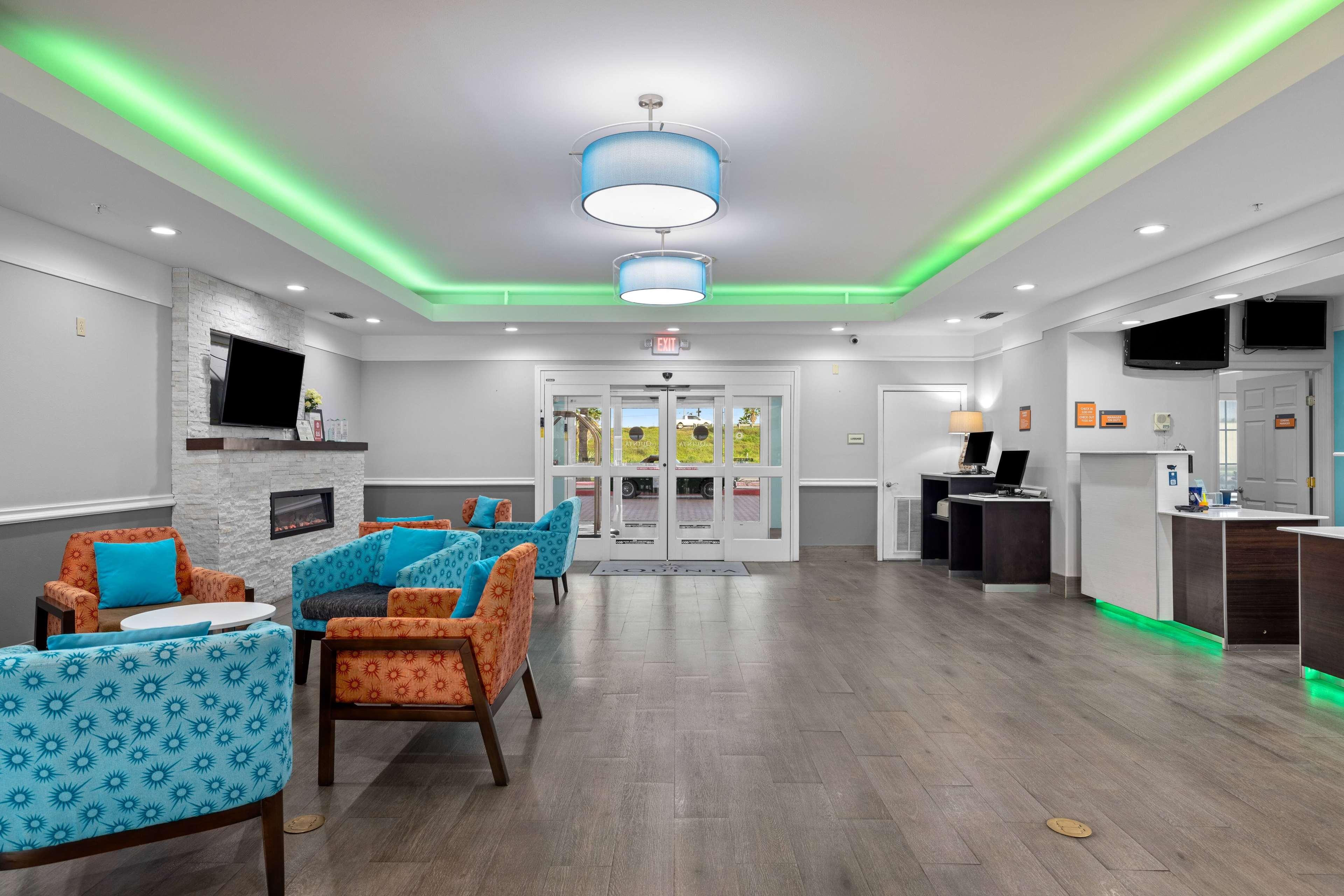 Vista Lobby La Quinta Inn & Suites by Wyndham Raymondville