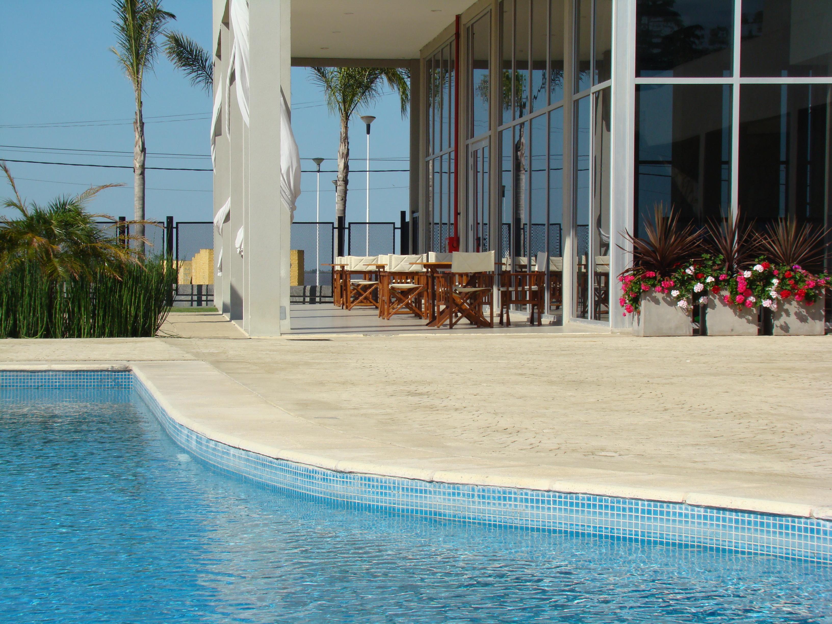 Vista Piscina Howard Johnson Ramallo