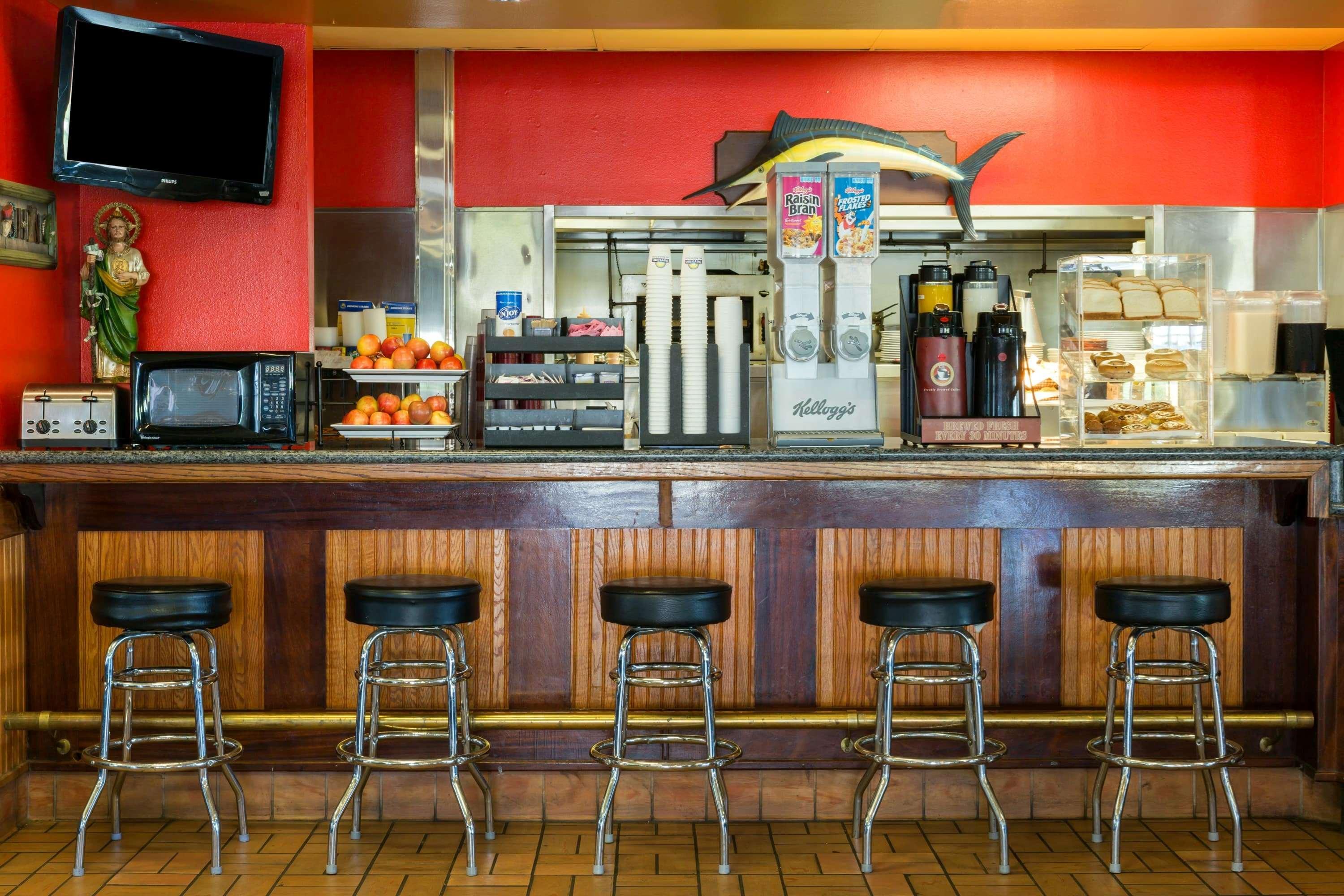 Bar/Salón Days Inn By Wyndham Fontana / Rialto