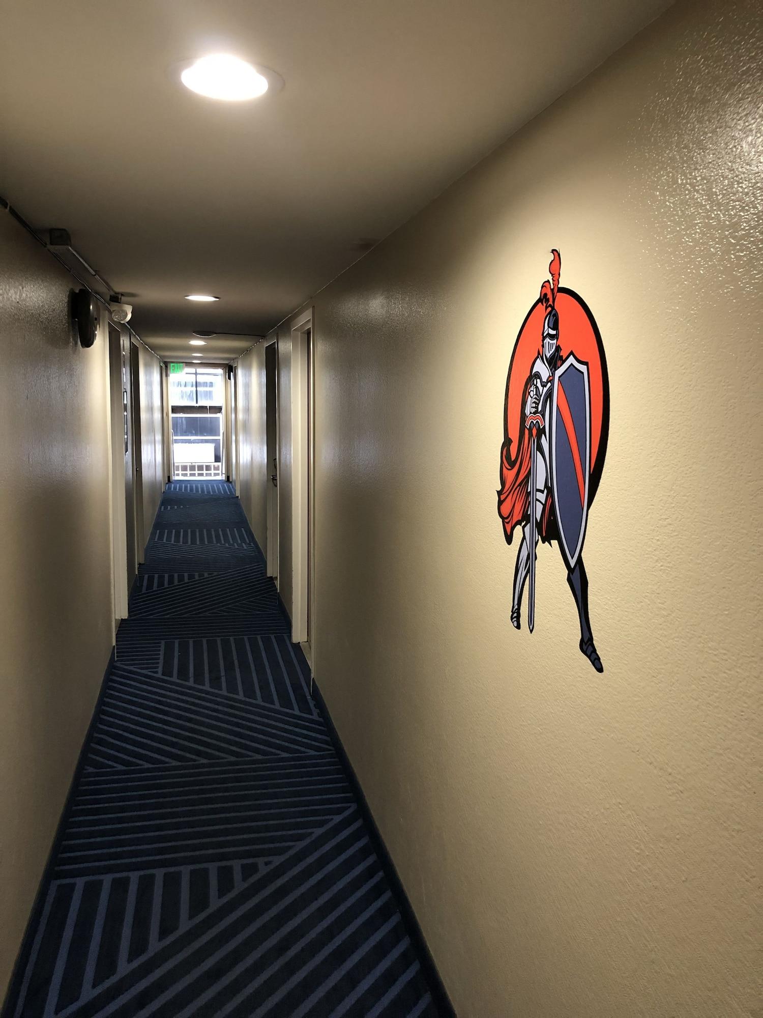 Varios Knights Inn Downtown Los Angeles