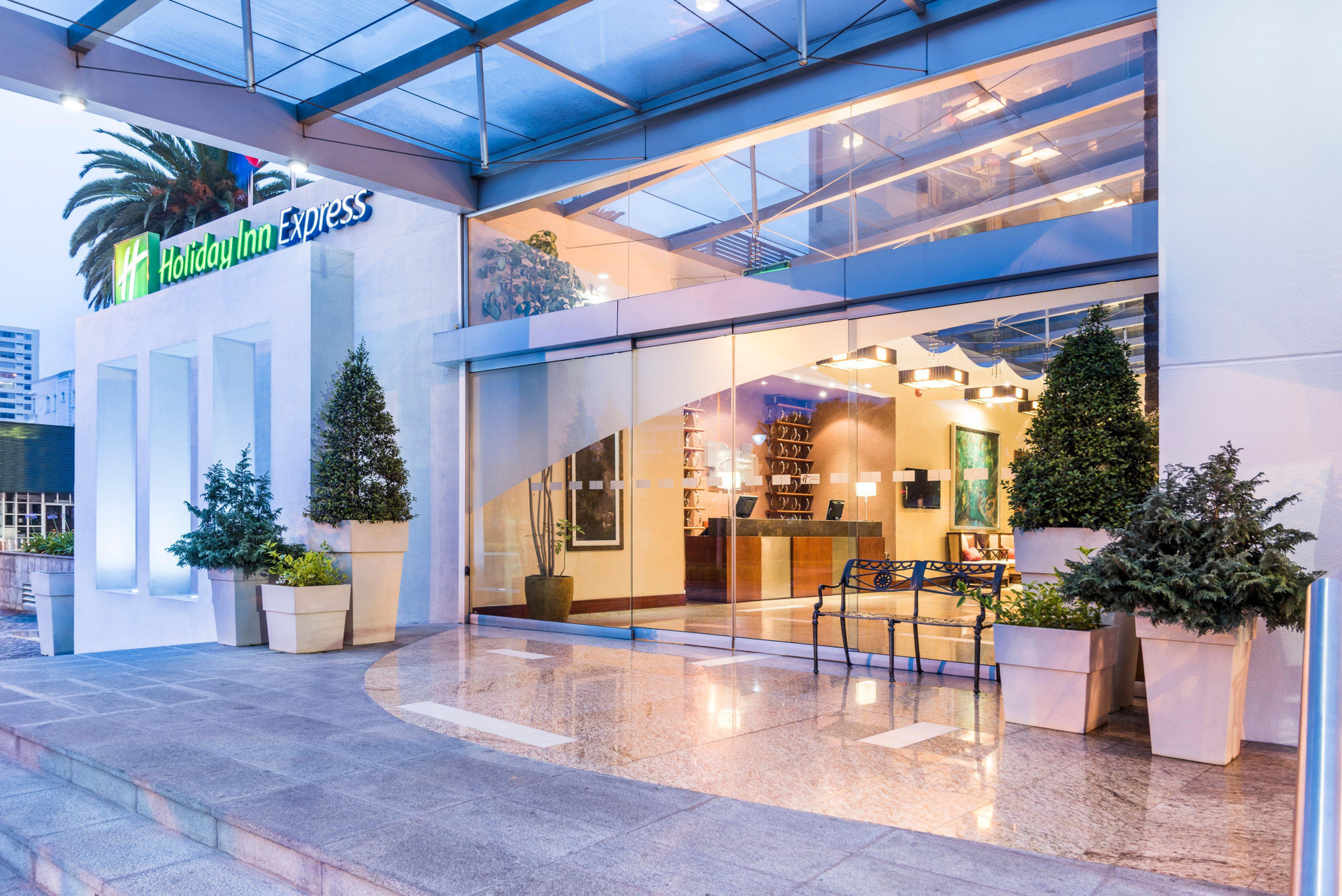 Vista Exterior Holiday Inn Express Quito by IHG