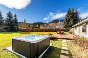 Alquiler Vacacional - Bright Ketchum Retreat w/ Views & Private Hot Tub!