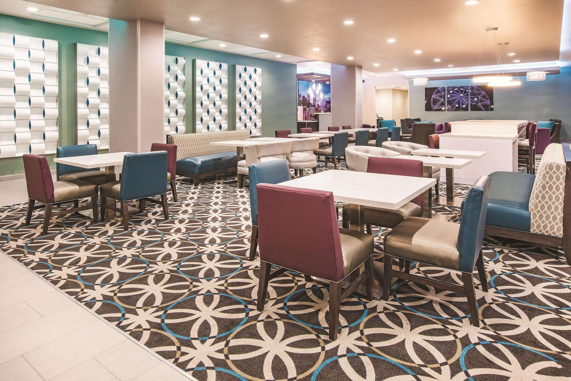 Vista Lobby La Quinta Inn & Suites by Wyndham Dallas Plano - The Colony