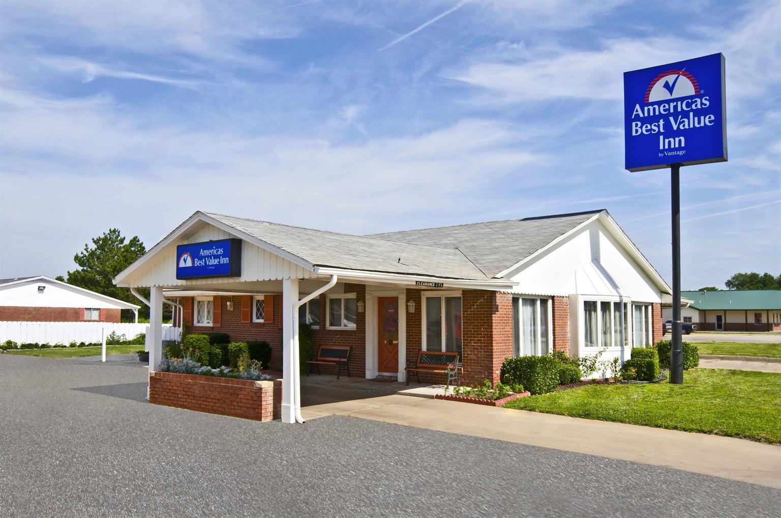 Vista Exterior Americas Best Value Inn Arkansas City
