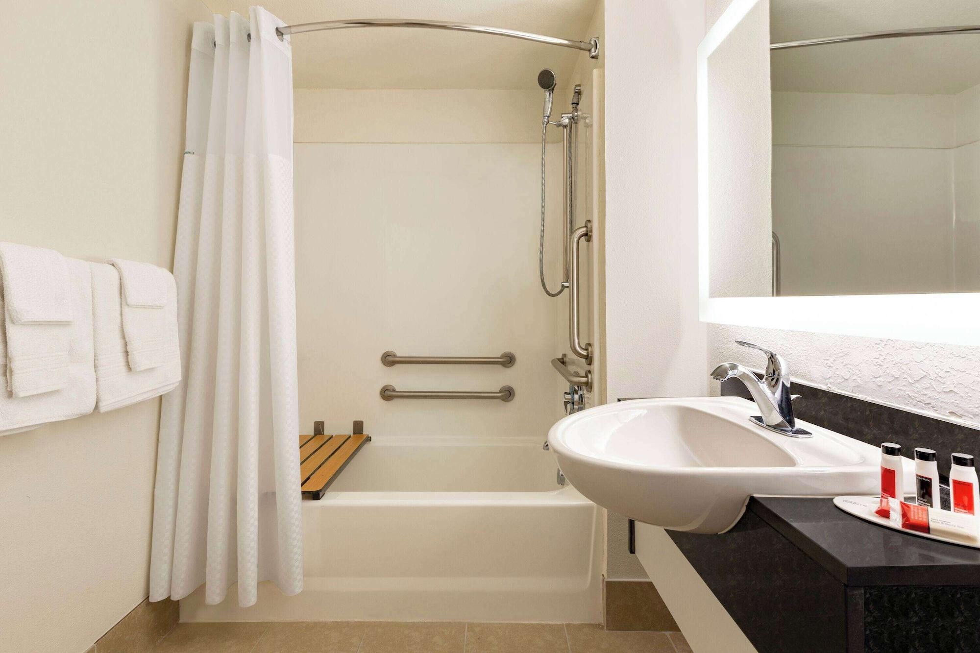Equipamiento de Habitación Howard Johnson by Wyndham Harrisonburg