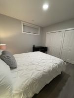 Alquiler Vacacional - Modern Pvt 2BR Legal Suite | High-Speed Wi-Fi | 5m to Spruce Meadows & Transit