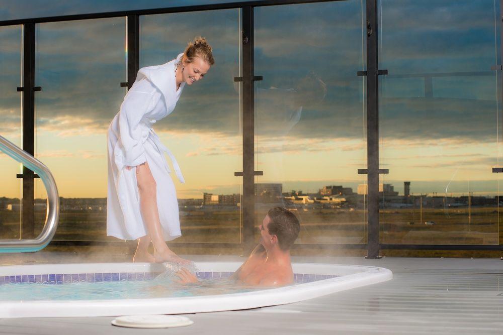 Vista Piscina Applause Hotel Calgary Airport