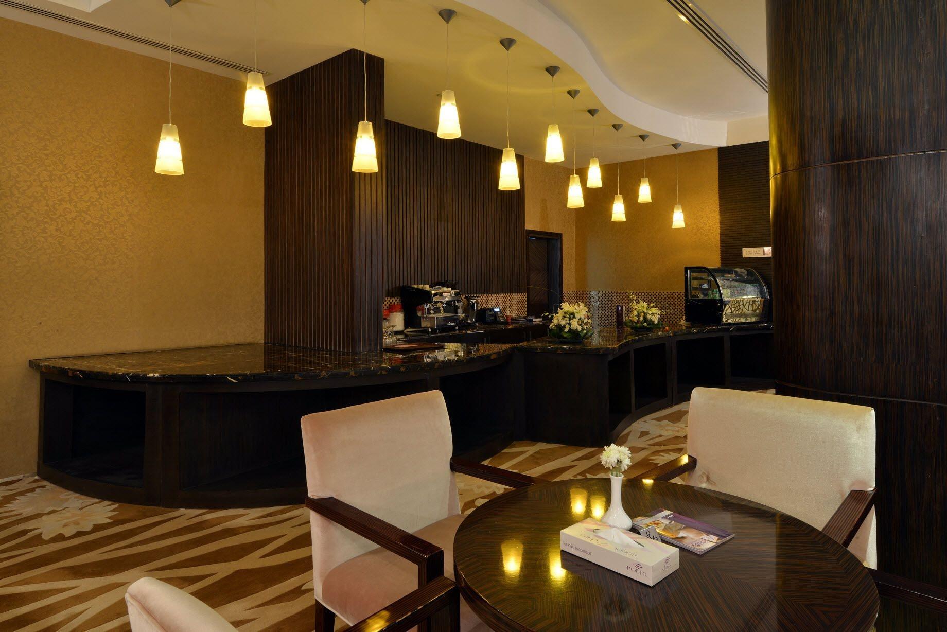 Bar/Salón Boudl Al Majmaa