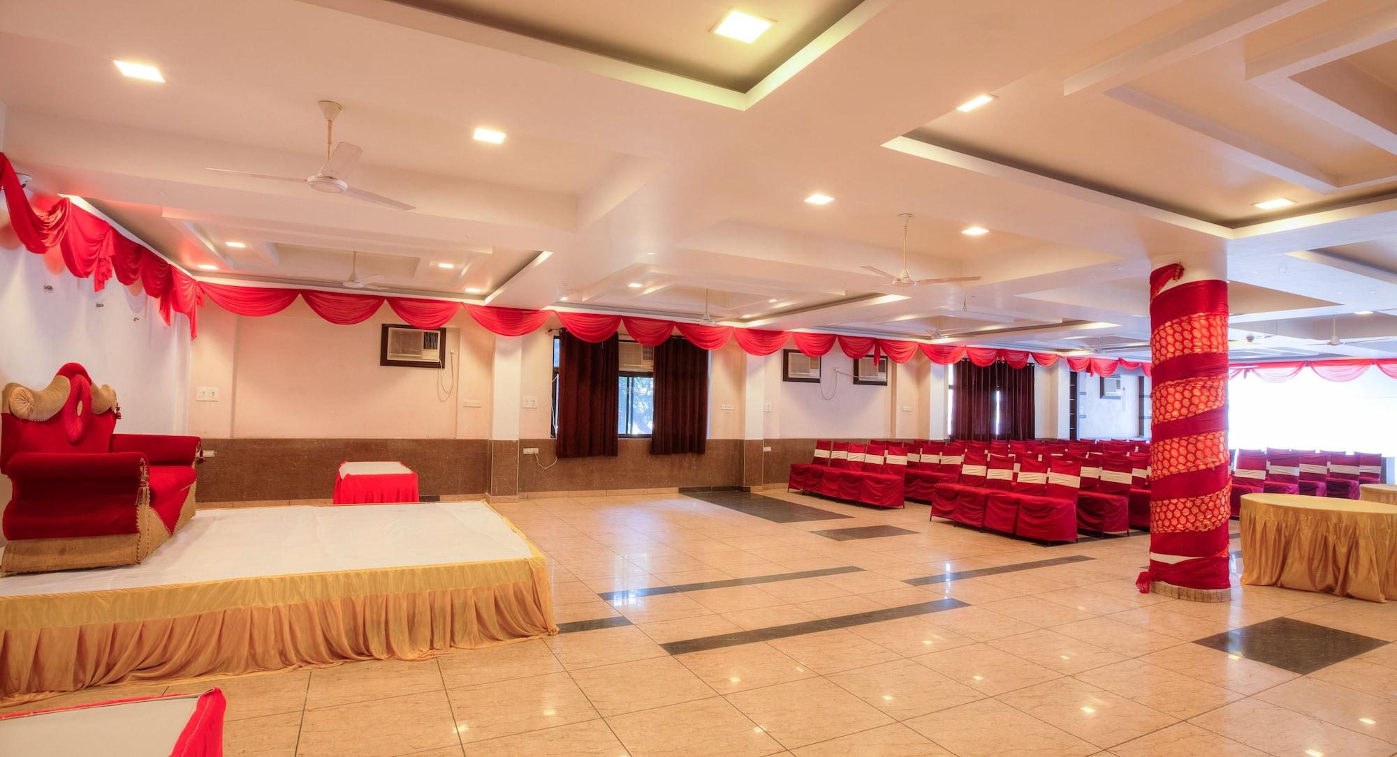 Salón de Baile Treebo Shivam Inn Near Singapore Mall